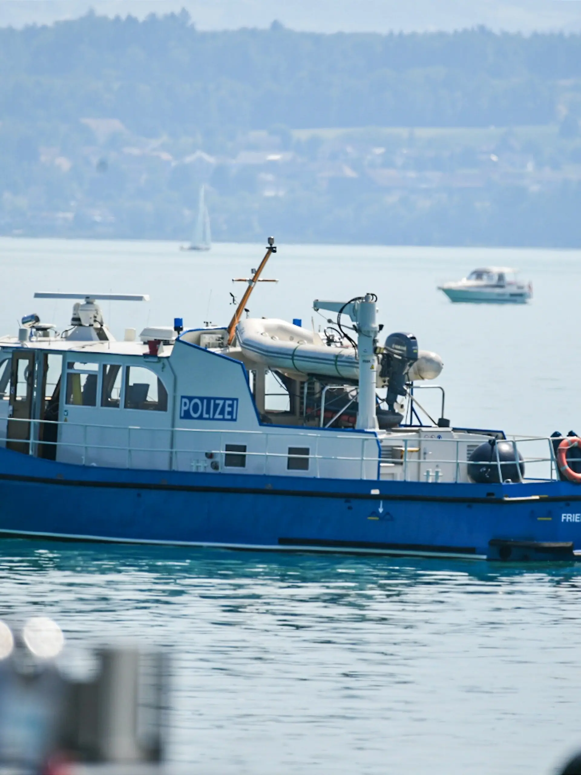 Ein Polizeiboot ist bei der Suche nach zwei vermissten Senioren auf dem Bodensee unterwegs. Vor den Augen ihrer Frauen sind zwei ältere Männer nach einem Sprung in den Bodensee untergegangen und verschwunden.