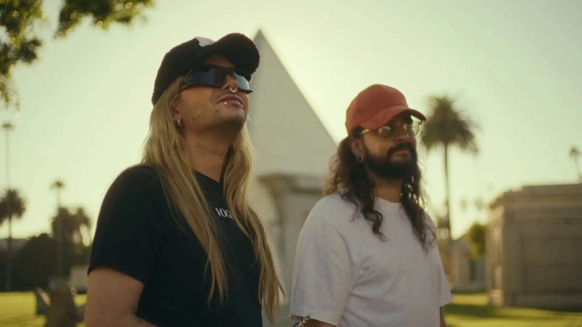 Tom und Bill Kaulitz drehen in einem neuen Trailer auf.