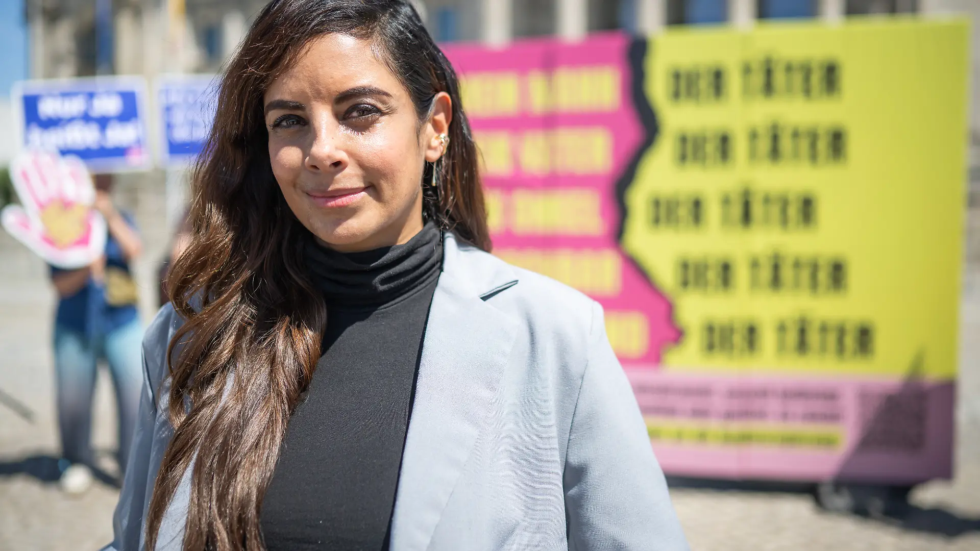 Collien Fernandes, Schauspielerin und Moderatorin, steht während der Übergabe der WeAct-Petition «In Solidarität mit Collien Fernandes: 10 Forderungen an die Bundesregierung» vor dem Plakat der Aktion.