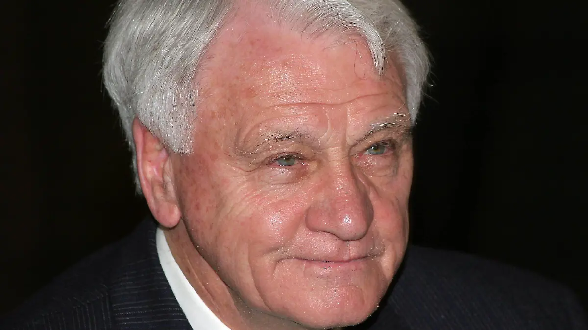 ***File Photo***
Former England football team coach Sir Bobby Robson has died at the age of 76 after losing his battle against cancer.
Steve Staunton is announced as Irish Soccer Manager along with his management team consisting of adviser Sir BOBBY ROBSON, coach Kevin MacDonald and goal keeping coach Alan Kelly at the Mansion House
Dublin, Ireland - 16.01.06
Credit: WENN