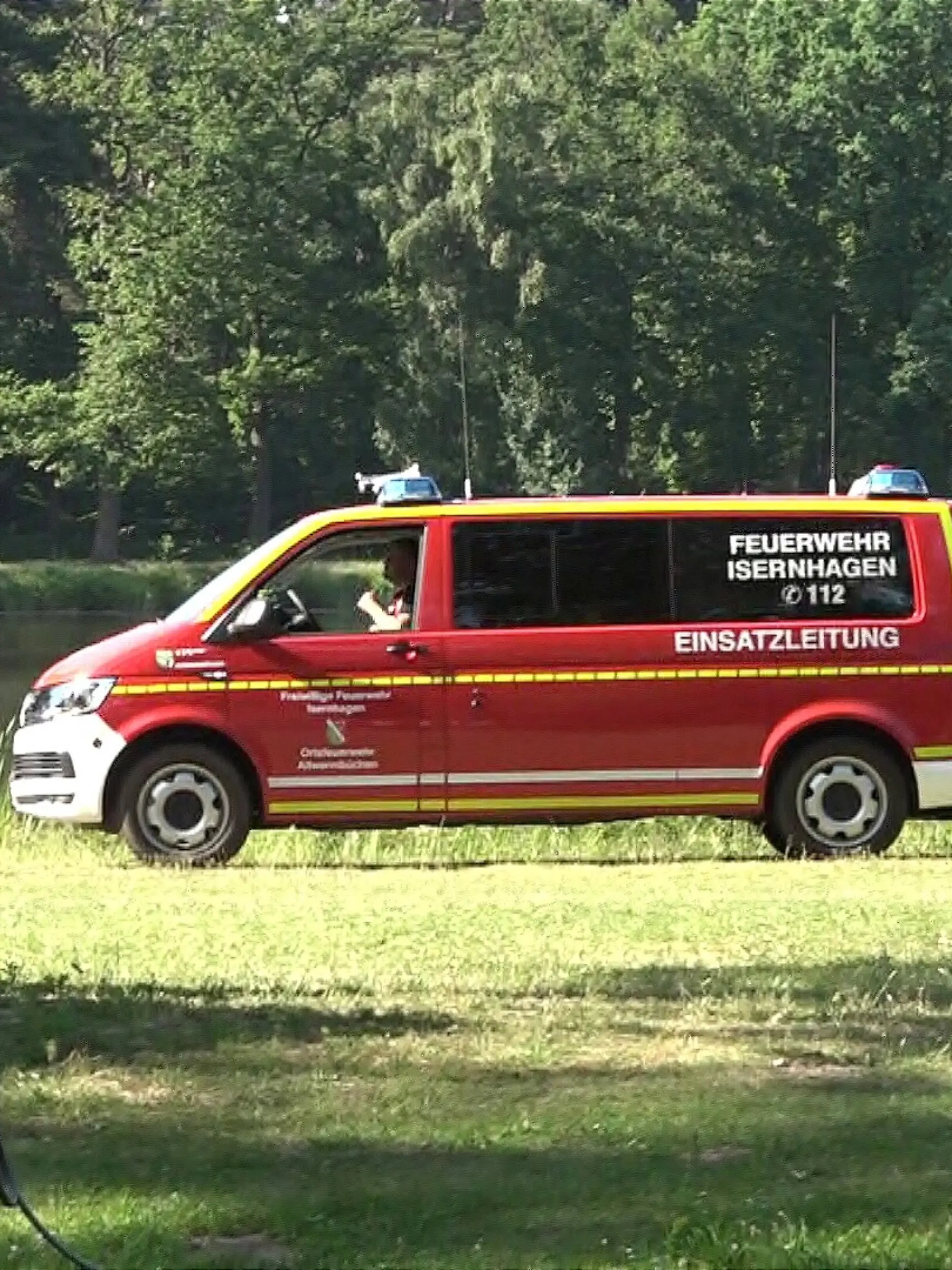 Ein Einsatzfahrzeug der Feuerwehr steht bei der Suche nach einem vermissten achtjährigen Jungen an einem Badesee bei Hannover.