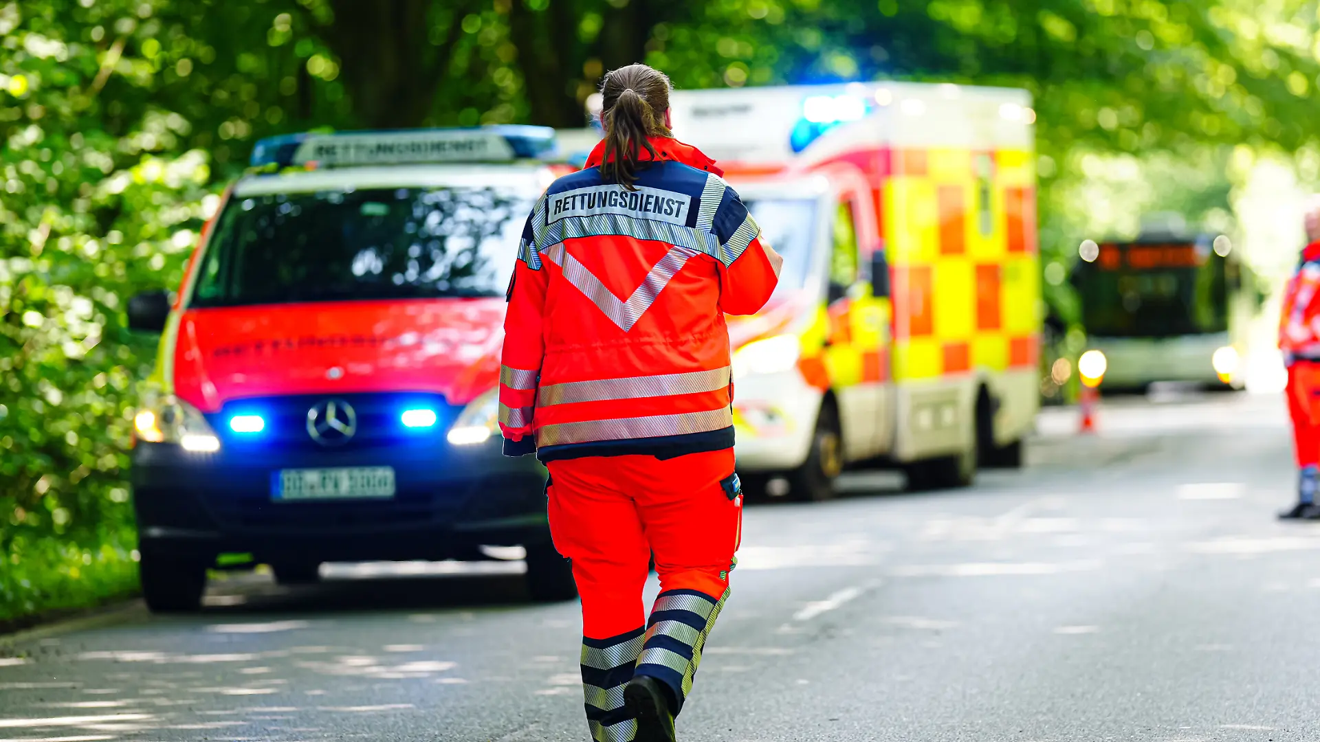 Sanitäterin geht in Uniform an einer Unfallstelle zum Rettungswagen. Auf der Uniform steht "Rettungsdienst" Symbolfoto: Blaulicht, 16.06.2026 Foto: Eibner-Pressefoto/Marcel von Fehrn