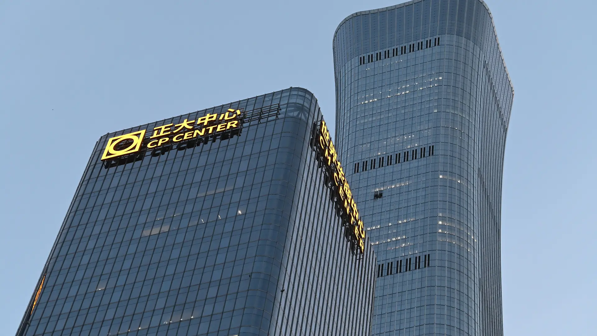 Der Citic Tower, auch bekannt als Zun Tower. In Chinas Hauptstadt Peking ist ein Kleinflugzeug gegen das höchste Gebäude der Stadt geprallt. +++ dpa-Bildfunk +++