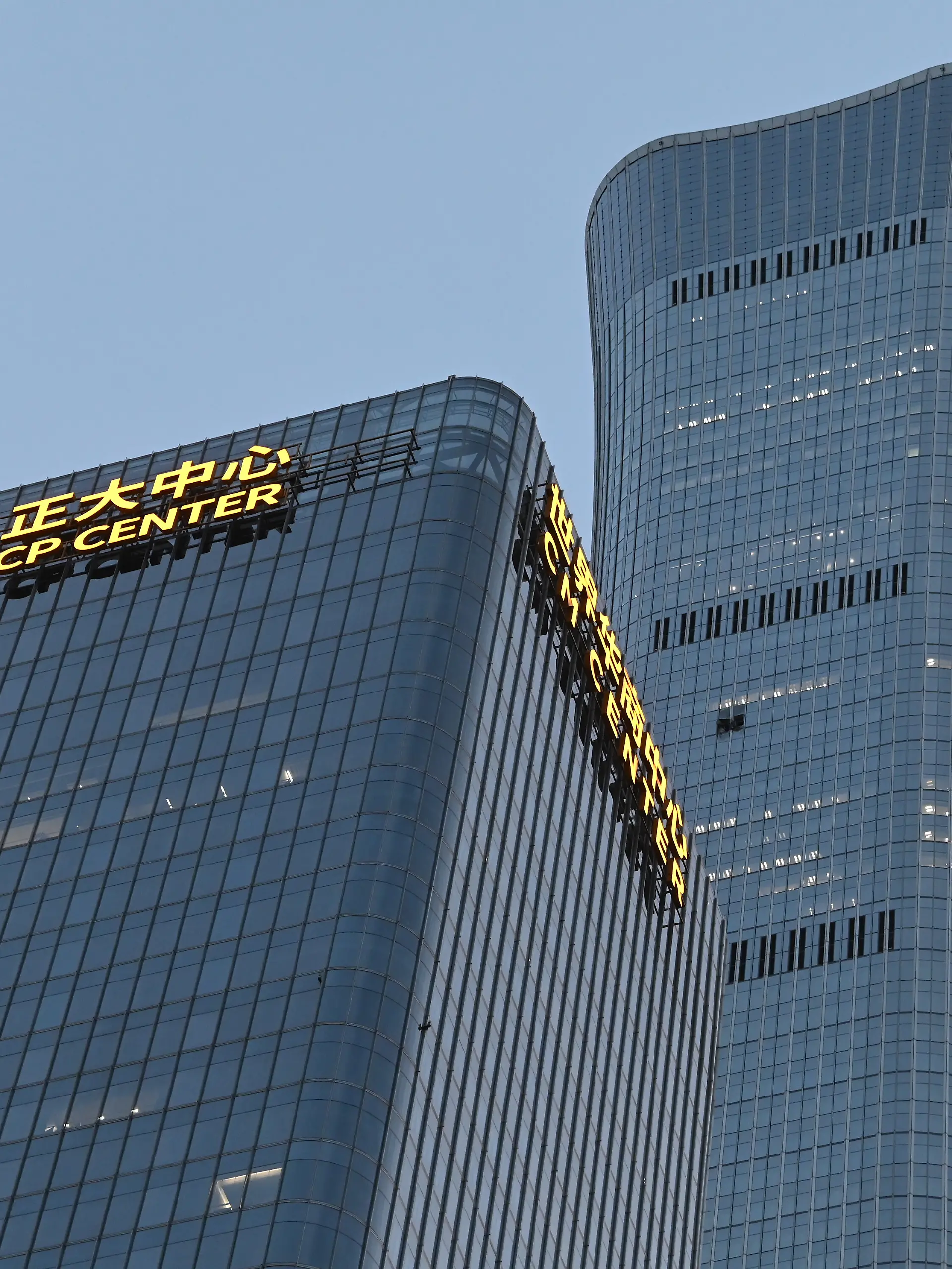 Der Citic Tower, auch bekannt als Zun Tower. In Chinas Hauptstadt Peking ist ein Kleinflugzeug gegen das höchste Gebäude der Stadt geprallt. +++ dpa-Bildfunk +++