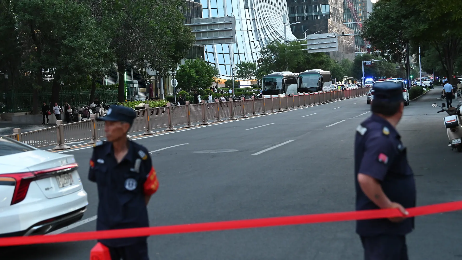 Polizei sperrt die Straße beim Citic Tower, auch bekannt als Zun Tower, ab. In Chinas Hauptstadt Peking ist offenbar ein Kleinflugzeug gegen das höchste Gebäude der Stadt geprallt. +++ dpa-Bildfunk +++