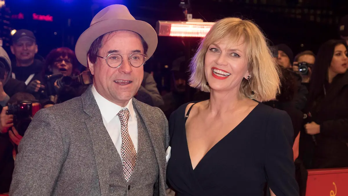 Jan Josef Liefers and Anna Loos strahlen