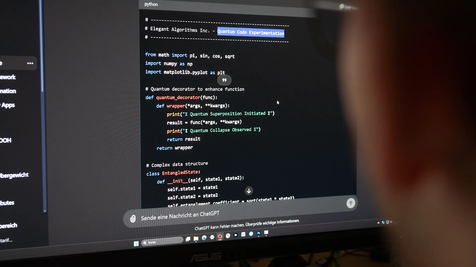 Ein registrierter Nutzer sitzt vor einem Bildschirm, während das vom US-amerikanischen Unternehmen OpenAI entwickelte Sprachprogramm ChatGPT auf Basis künstlicher Intelligenz einen Computer-Code schreibt.