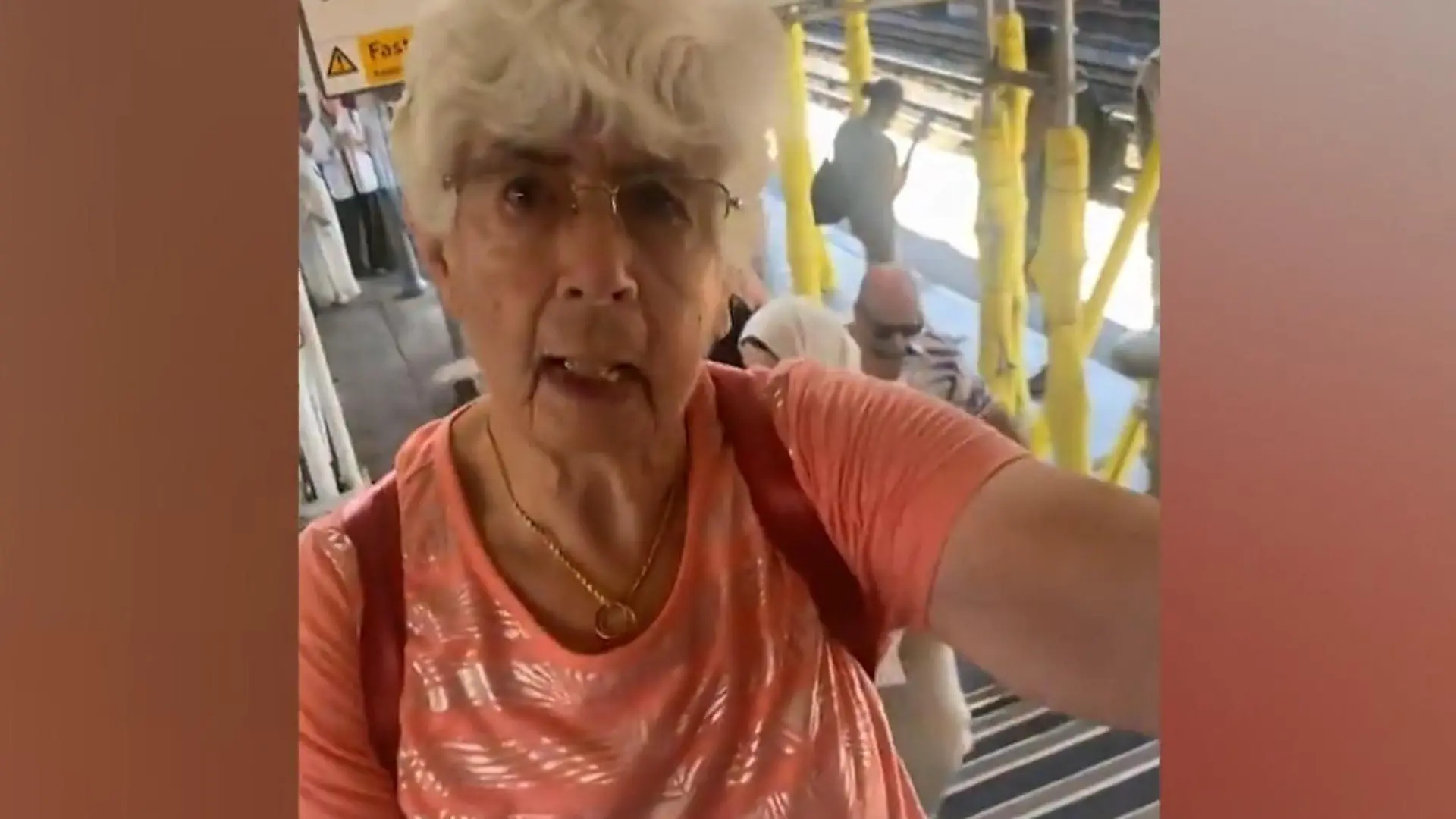 Skandal in Bahnstation! Mann blockiert Seniorin (80) den Weg – DAS ist seine Begründung „Es ist mir scheißegal, was du tust"