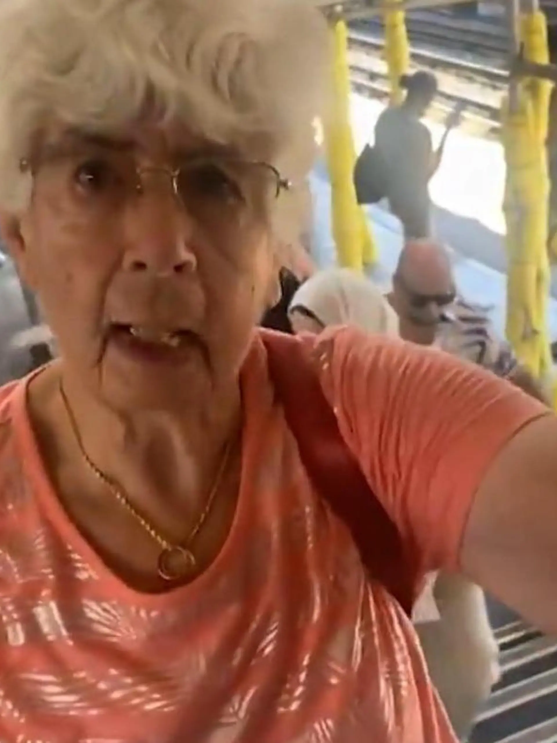 Bild zu: "Skandal in Bahnstation! Mann blockiert Seniorin (80) den Weg – DAS ist seine Begründung"