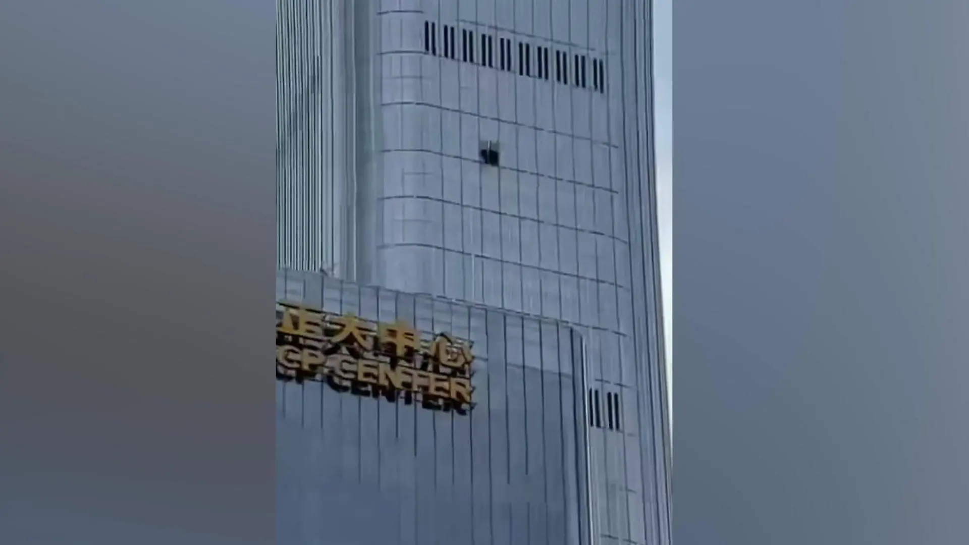 Flugzeug kracht in Wolkenkratzer – dramatische Szenen in Peking! Trümmer fliegen durch die Luft