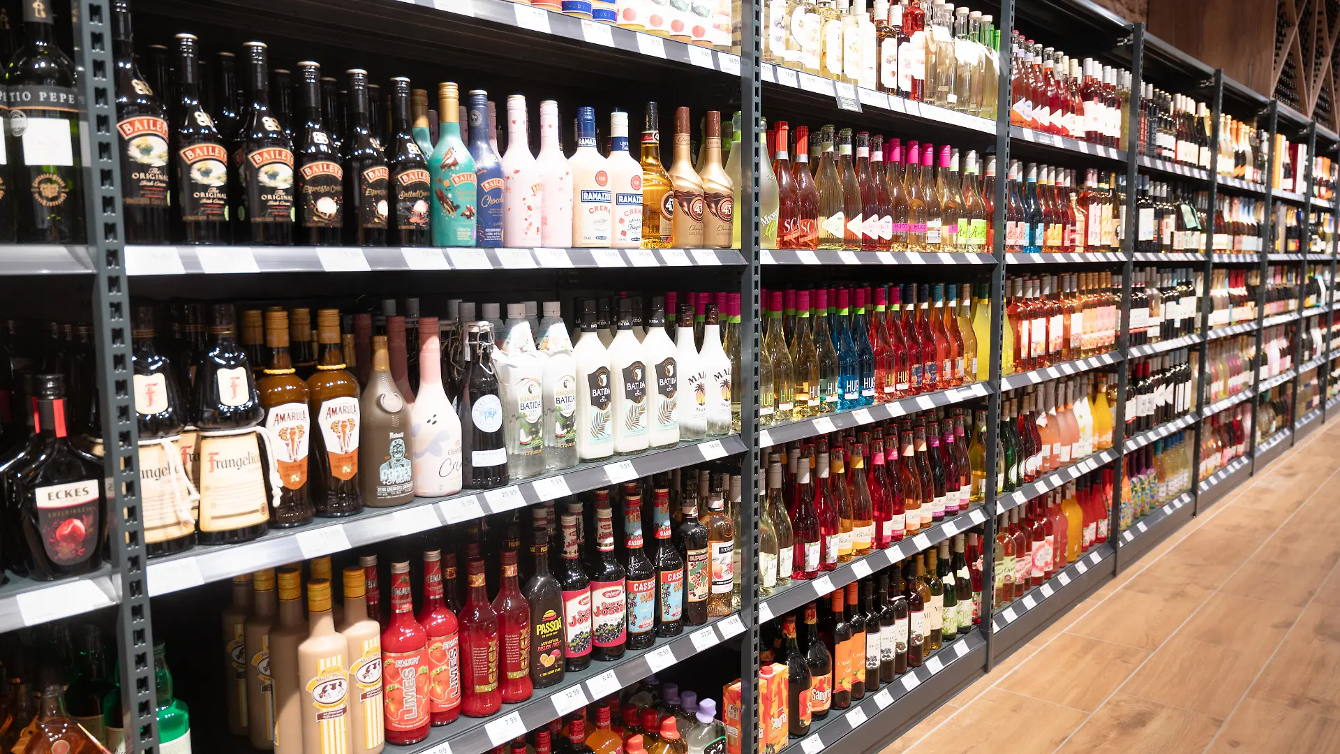 Sortiment an alkoholischen Getränken, verschiedene Liköre, Schnäpse, Weinalkohol in der Auslage eines Supermarktes in Trier, Deutschland