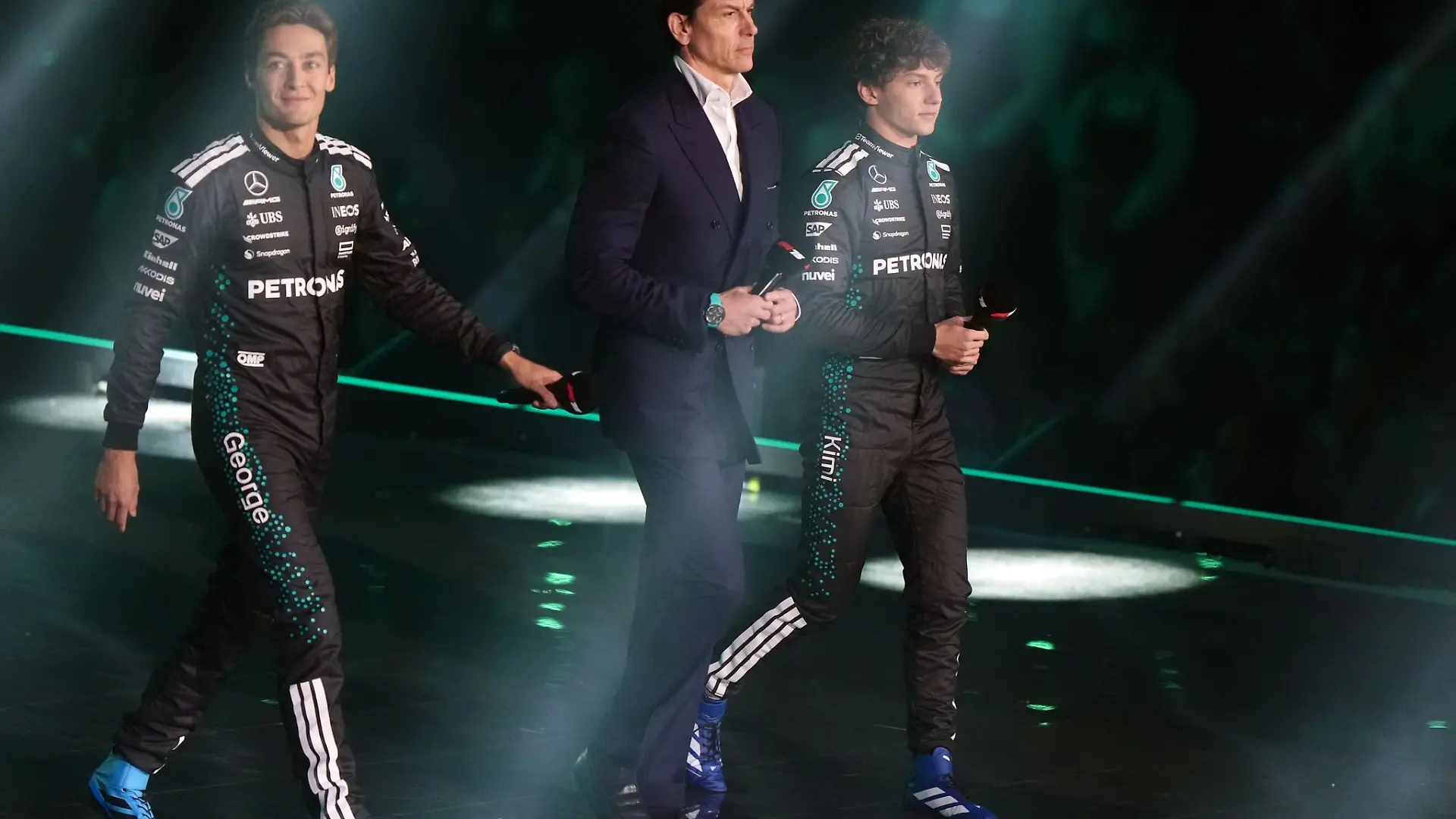 Toto Wolff setzt auch 2027 auf die Fahrer George Russell (links) und Kimi Antonelli (rechts). (Archivbild)