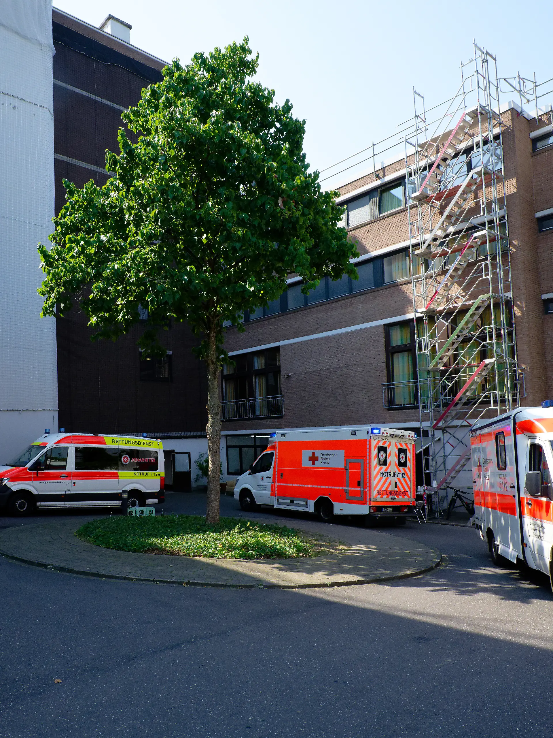 Rettungswagen stehen vor einem Seniorenheim. Das Gebäude wird wegen der Hitze evakuiert.