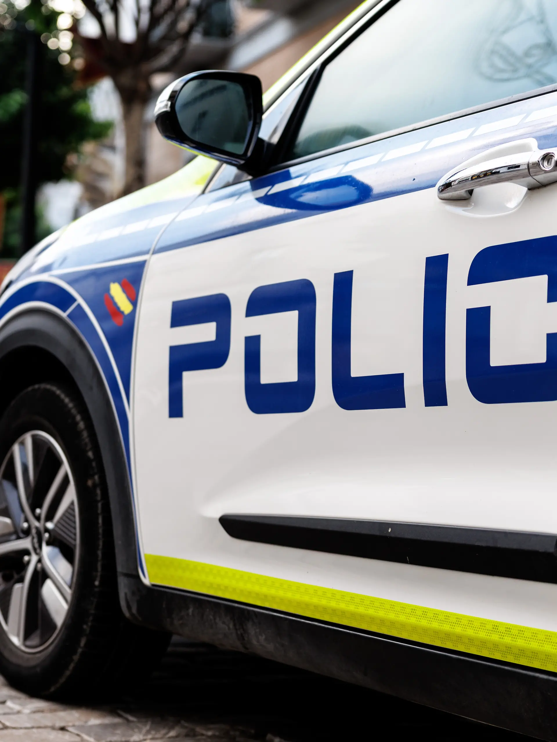 Der Schriftzug „Policia“ ist am 21.09.2025 auf einem Polizeiauto der „Policia Local“ in Tarifa (Provinz Cadiz, Andalusien, Spanien) zu sehen. Die Policía Local (oder auch Policía Municipal) ist die kommunale Polizei Spaniens und kümmert sich um die öffentliche Sicherheit und Ordnung in Städten mit mehr als 5.000 Einwohnern. (Symbolbild, Symbolfoto, Illustration, symbolisches Foto, illustratives Foto, Themenbild, allgemeines Bild, Themenfoto)