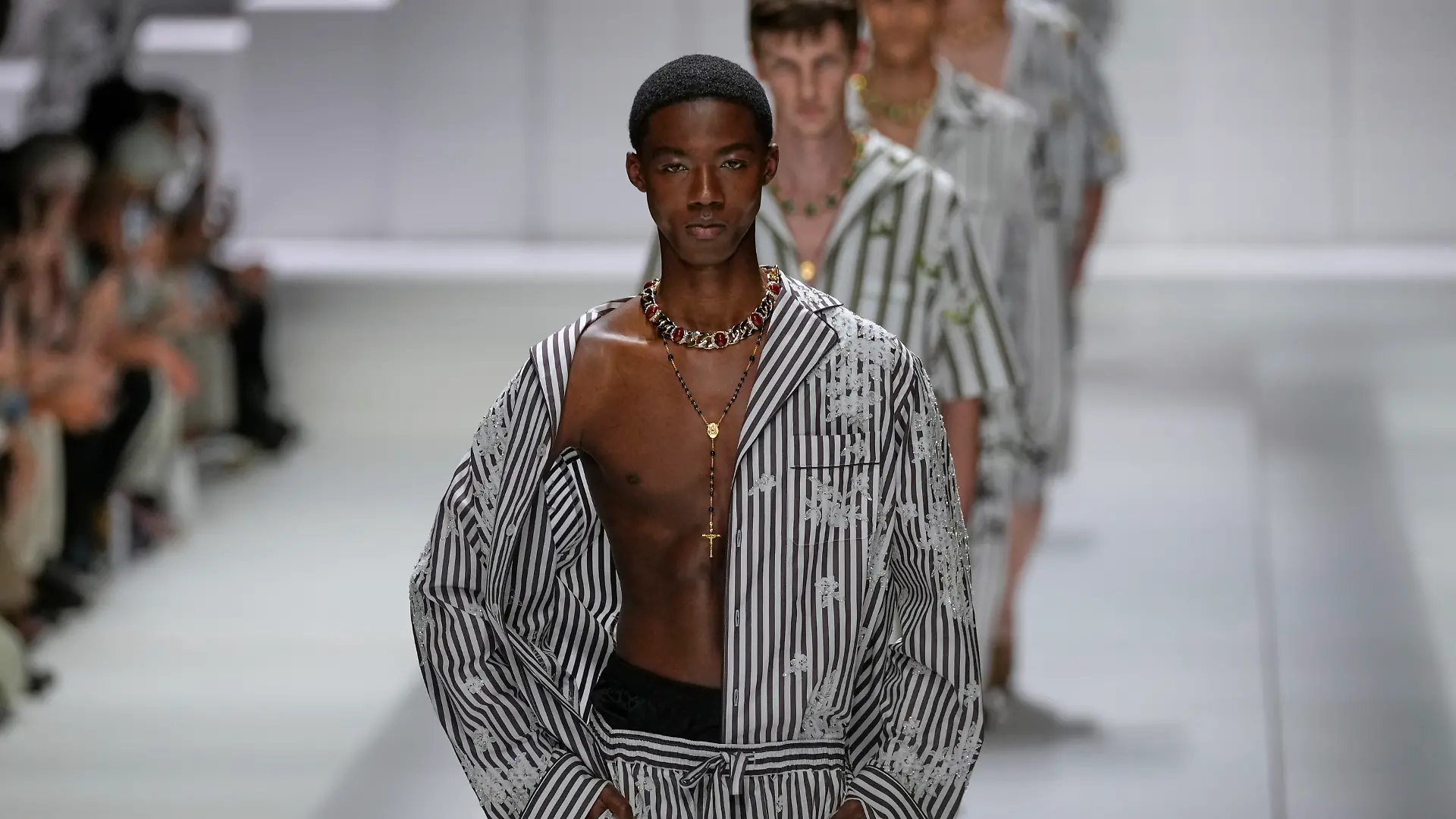ARCHIV - 21.06.2025, Italien, Mailand: Models präsentieren Kreationen der Dolce & Gabbana Frühjahr-Sommer-Kollektion 2026. (zu dpa: «Der Pyjama als Alltagsoutfit: Mode war nie bequemer») Foto: Luca Bruno/AP/dpa +++ dpa-Bildfunk +++