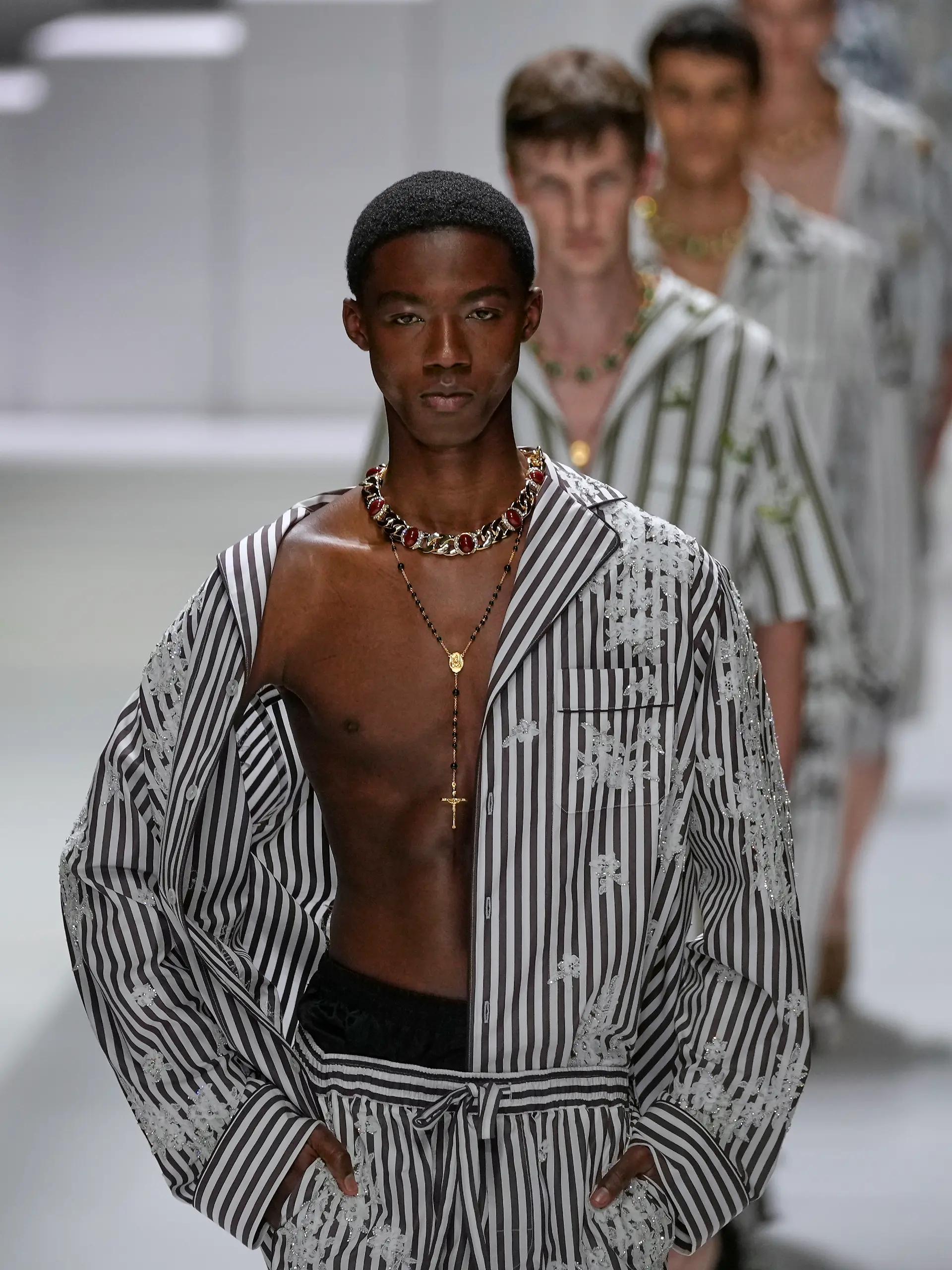 ARCHIV - 21.06.2025, Italien, Mailand: Models präsentieren Kreationen der Dolce & Gabbana Frühjahr-Sommer-Kollektion 2026. (zu dpa: «Der Pyjama als Alltagsoutfit: Mode war nie bequemer») Foto: Luca Bruno/AP/dpa +++ dpa-Bildfunk +++