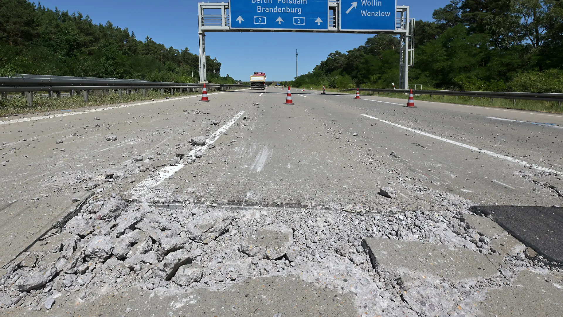 Wenige Meter vor der Abfahrt Wollin der Autobahn 2 (2) in Richtung Berlin haben sich Teile der Betonfahrbahn gegeneinander geschoben, im Vordergrund liegen aufgebrochene Betonbrocken neben der Fahrspur. Durch den Druck bei den hohen Temperaturen der derzeitigen Hitzewelle zerbrachen die Betonplatten an den Übergängen, Betonteile wurden zum Teil mehrere Meter weit geschleudert; zahlreiche Fahrzeuge, die über die Stelle fuhren, wurden beschädigt. (zu dpa: «Sperrungen auf der A2: Warnung vor langen Wartezeiten») +++ dpa-Bildfunk +++