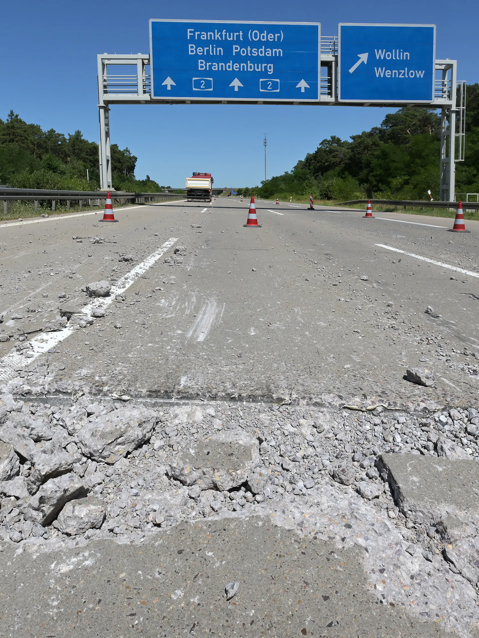 Wenige Meter vor der Abfahrt Wollin der Autobahn 2 (2) in Richtung Berlin haben sich Teile der Betonfahrbahn gegeneinander geschoben, im Vordergrund liegen aufgebrochene Betonbrocken neben der Fahrspur. Durch den Druck bei den hohen Temperaturen der derzeitigen Hitzewelle zerbrachen die Betonplatten an den Übergängen, Betonteile wurden zum Teil mehrere Meter weit geschleudert; zahlreiche Fahrzeuge, die über die Stelle fuhren, wurden beschädigt. (zu dpa: «Sperrungen auf der A2: Warnung vor langen Wartezeiten») +++ dpa-Bildfunk +++