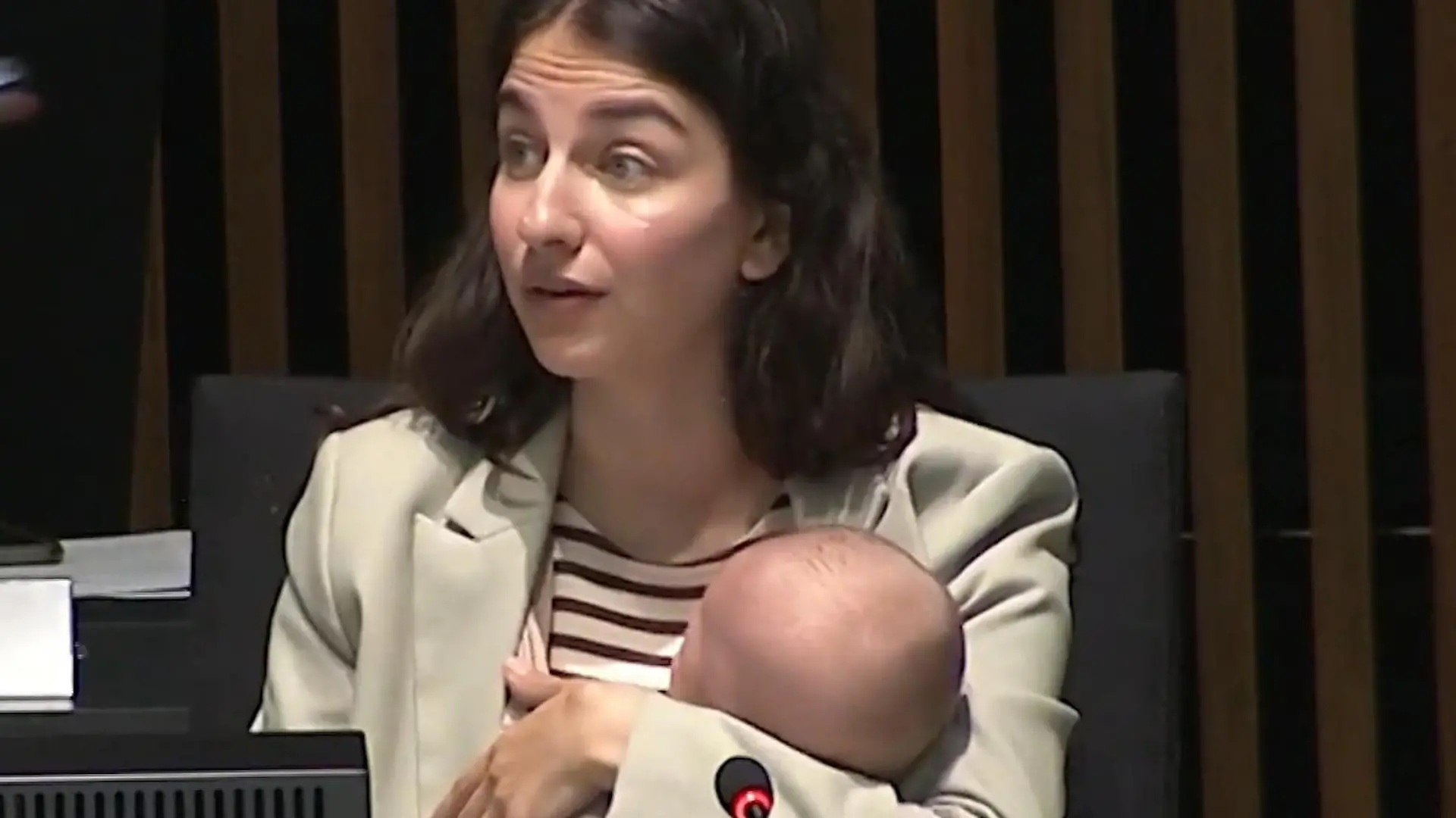 Ministerin hält Rede mit Baby an der Brust – dann schreit es plötzlich los! Nach Elternzeit im Parlament