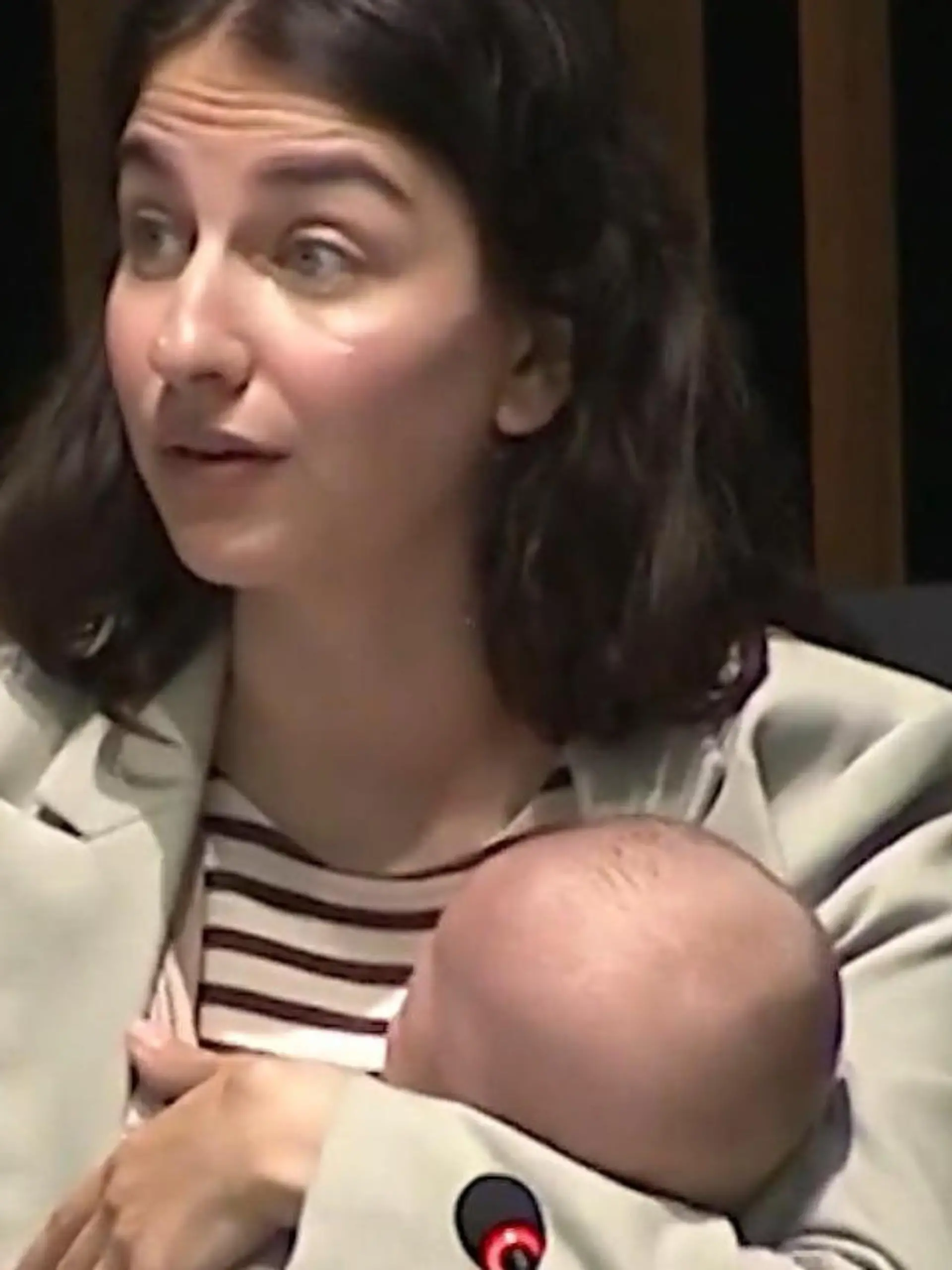 Bild zu: "Ministerin hält Rede mit Baby an der Brust – dann schreit es plötzlich los!"