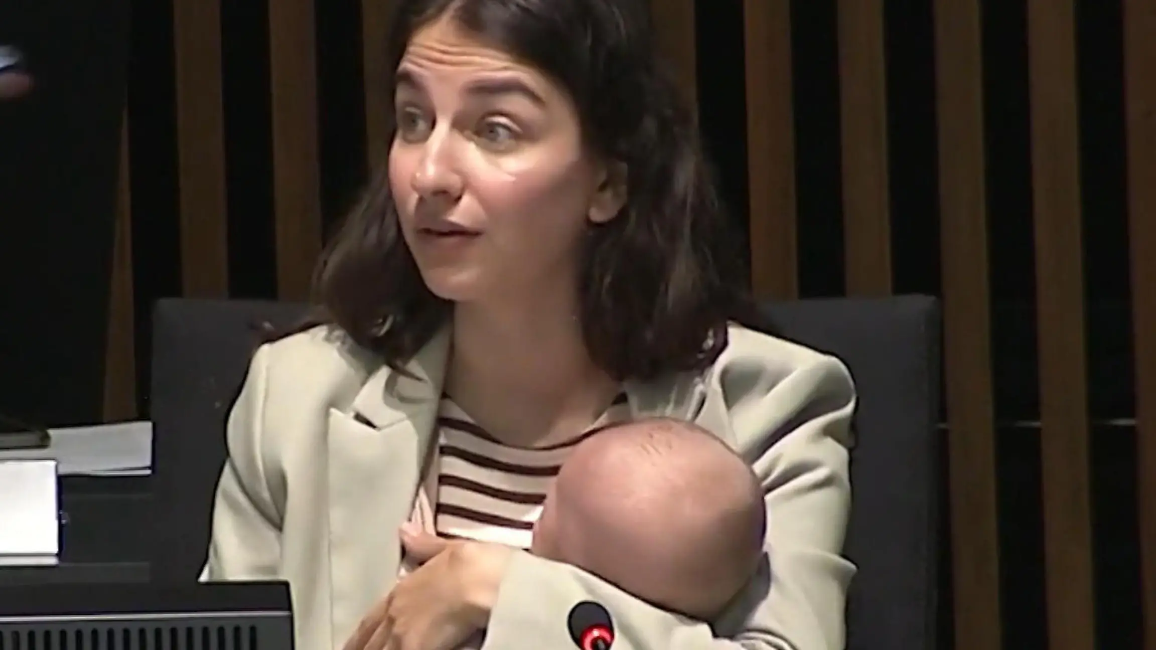 Ministerin hält Rede mit Baby an der Brust – dann schreit es plötzlich los! Nach Elternzeit im Parlament