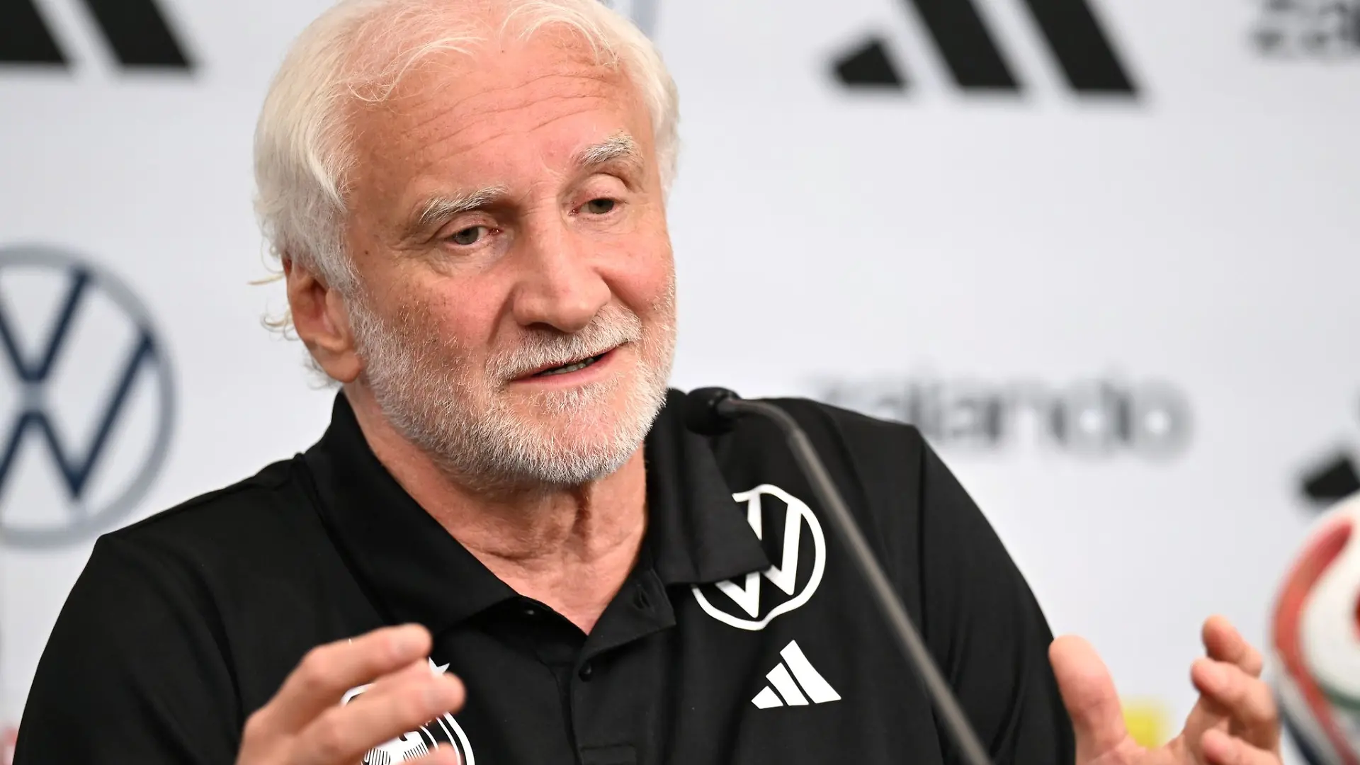 Voller Fokus auf Paraguay: Rudi Völler.