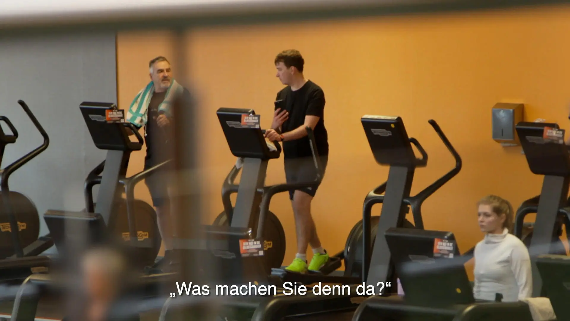 Upskirting im Alltag: So reagieren Passanten, wenn jemand heimlich filmt Digitaler Voyeurismus