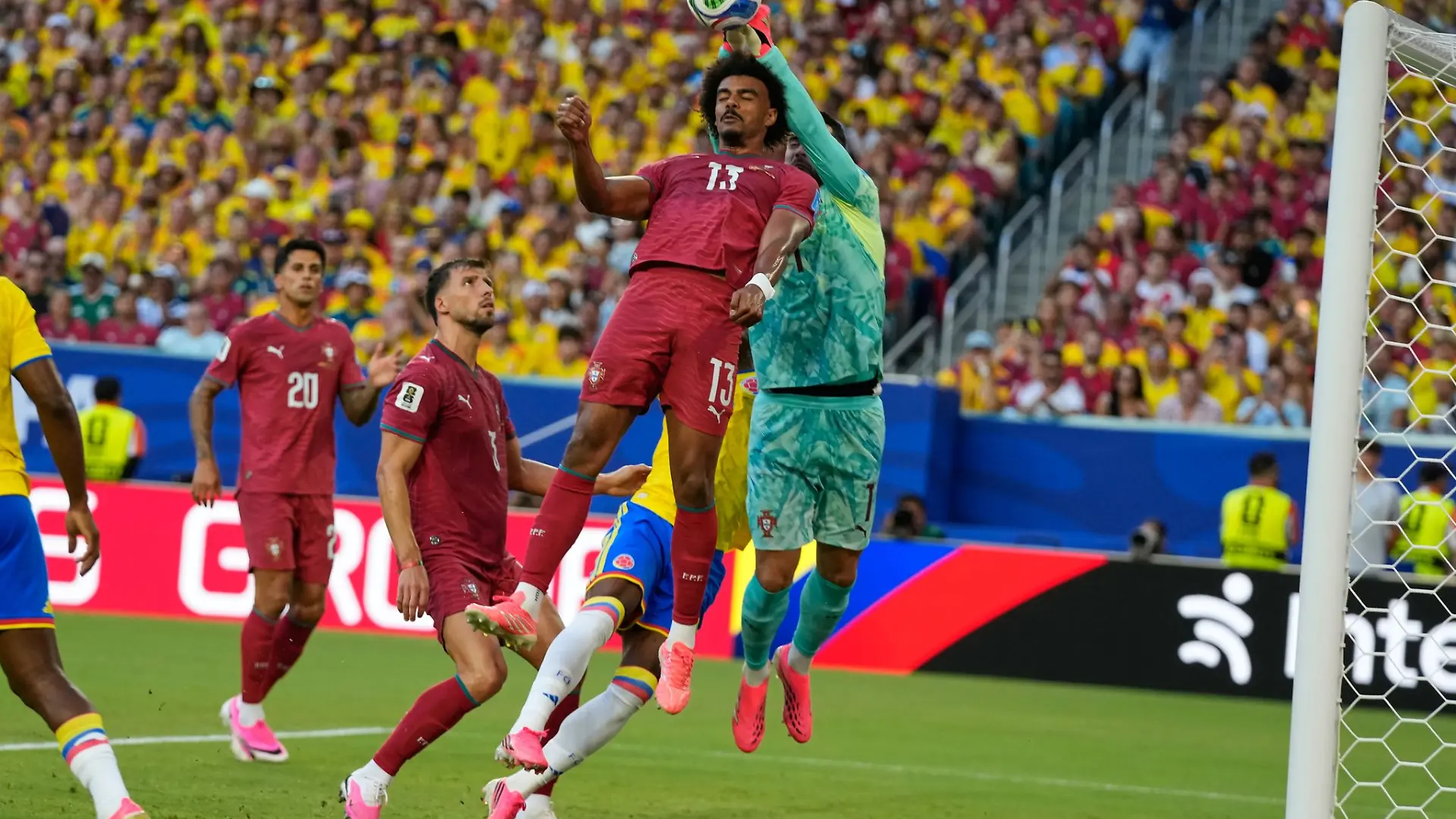 Portgals Verteidiger Renato Veiga und sein Torwart Diogo Costa behindern sich gegenseitig.