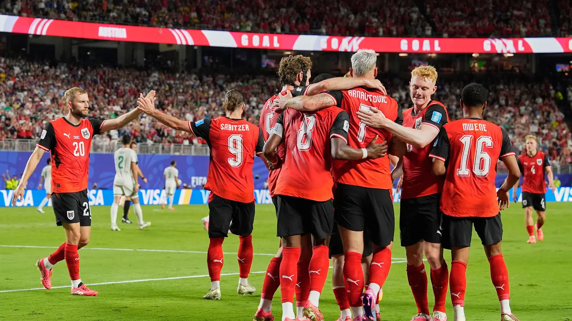 Österreich jubelte über drei Tore und den am Ende unerwartet knappen Einzug in die K.o.-Phase.
