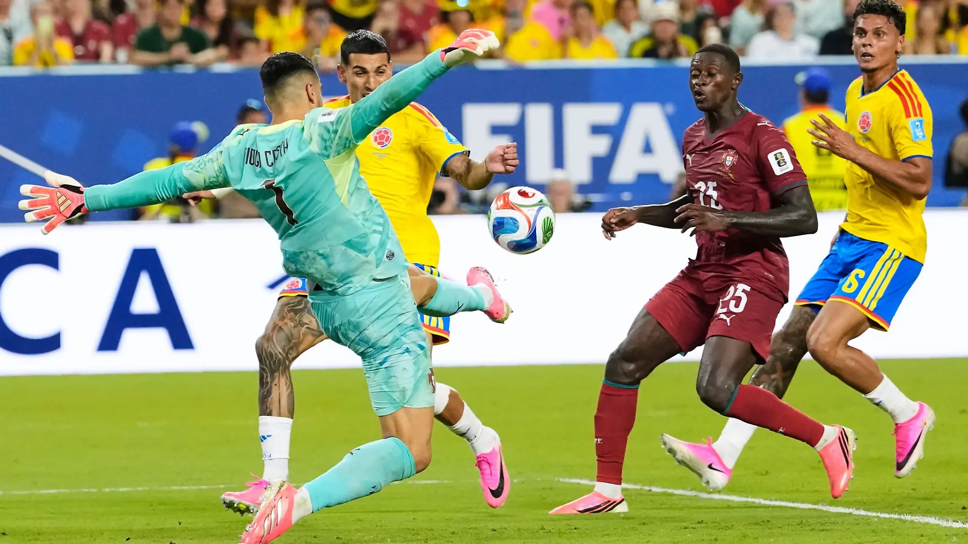 Der beste Mann des Spiels: Portugals Torwart Diogo Costa entschärft eine kolumbianische Chance.