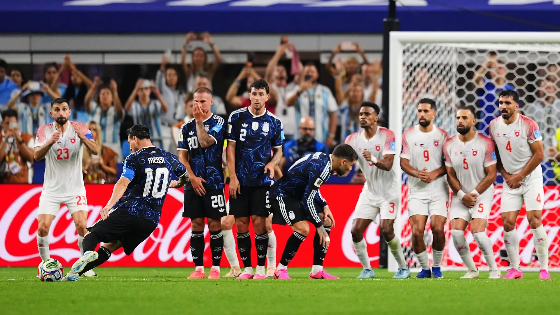 Lionel Messi trifft per Freistoß gegen Jordanien.