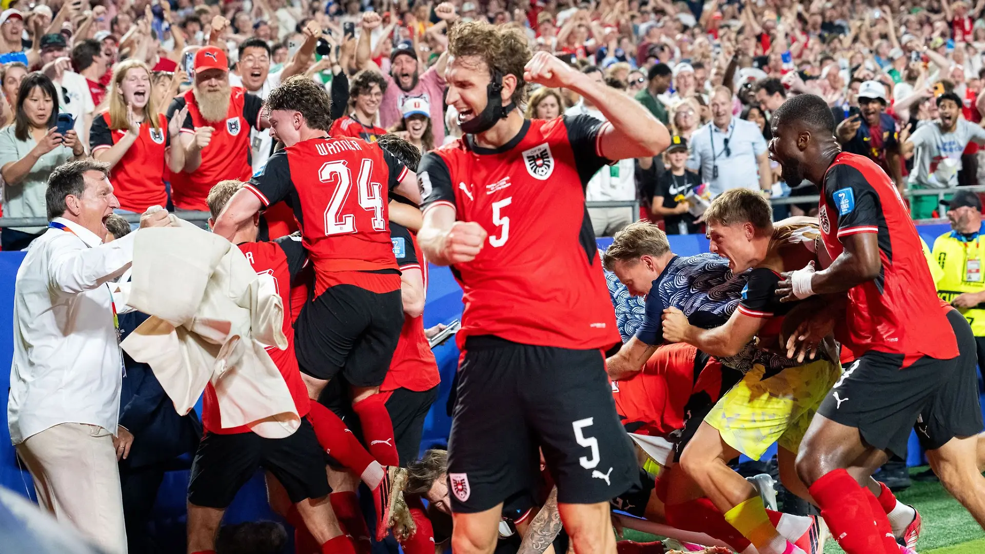 Pure Ekstase: Mit dem 3:3 qualifizierten sich die Österreicher in letzter Minute für das Sechzehntelfinale.
