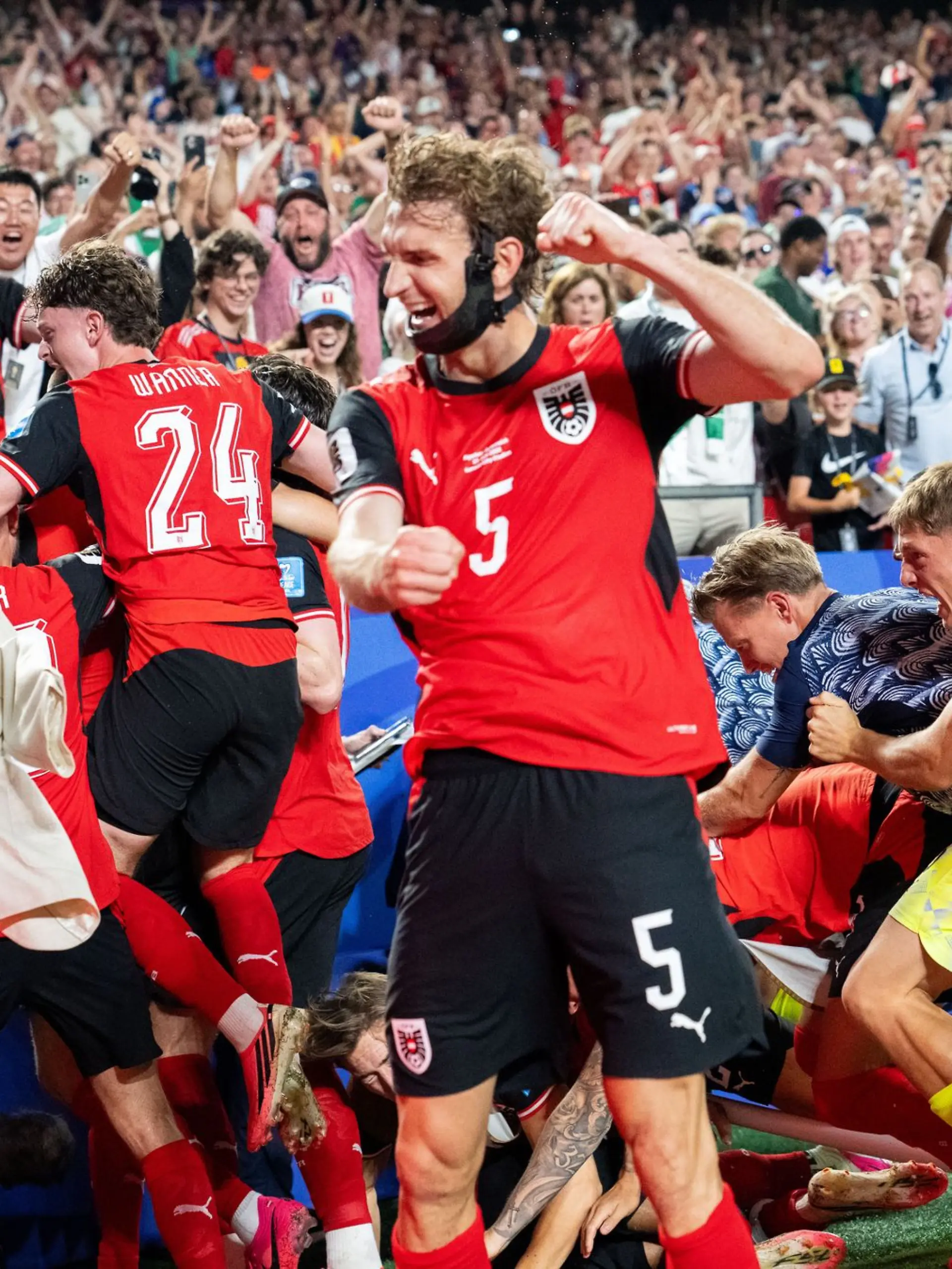 Bild zu: "«Einmal Hölle und zurück» - Österreich erlebt WM-Wahnsinn"