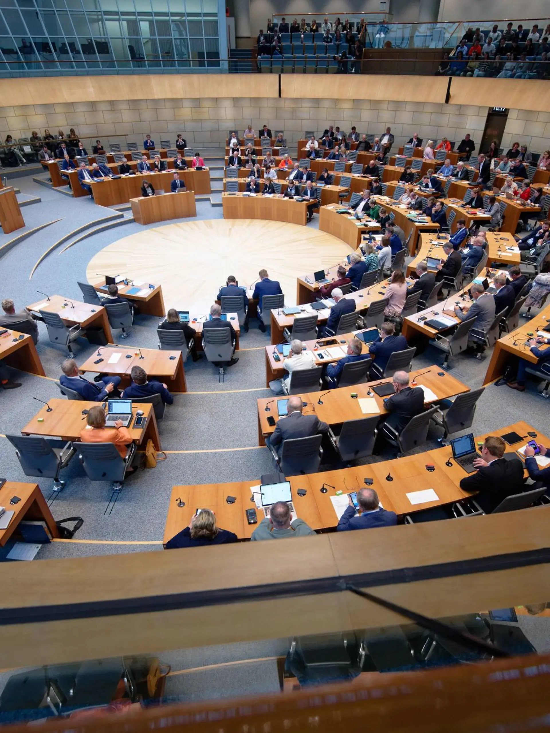 Bild zu: "Nach den heißen Tagen: Landtag streitet über besseren Hitzeschutz"