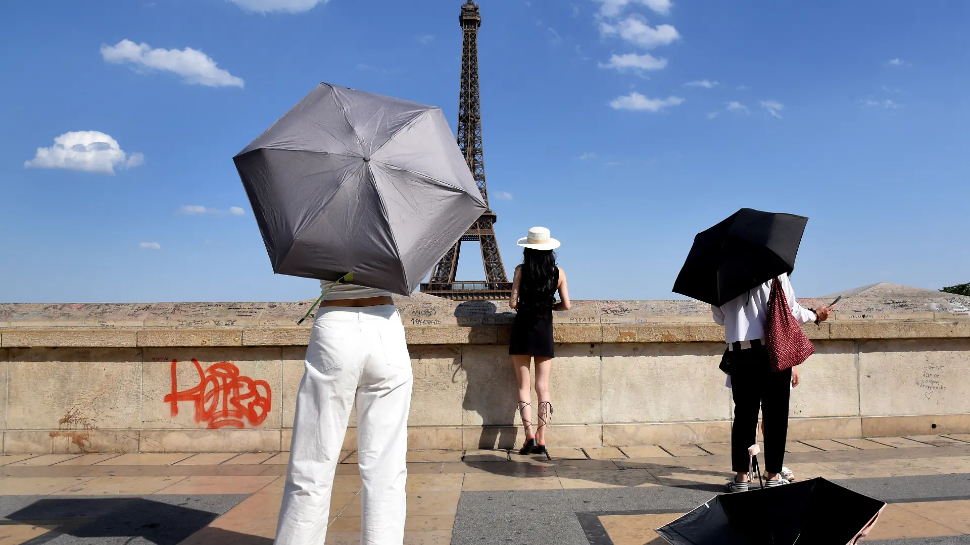 Tourists and Parisians cool off at Eiffel Tower, amid a heatwave in Paris, 40ï_¡C expected towards temperature records in France on June 22, 2026. Meteo France has triggered a red heat wave alert in 35 departments. Photo by Alain Apaydin/ABACAPRESS.COM