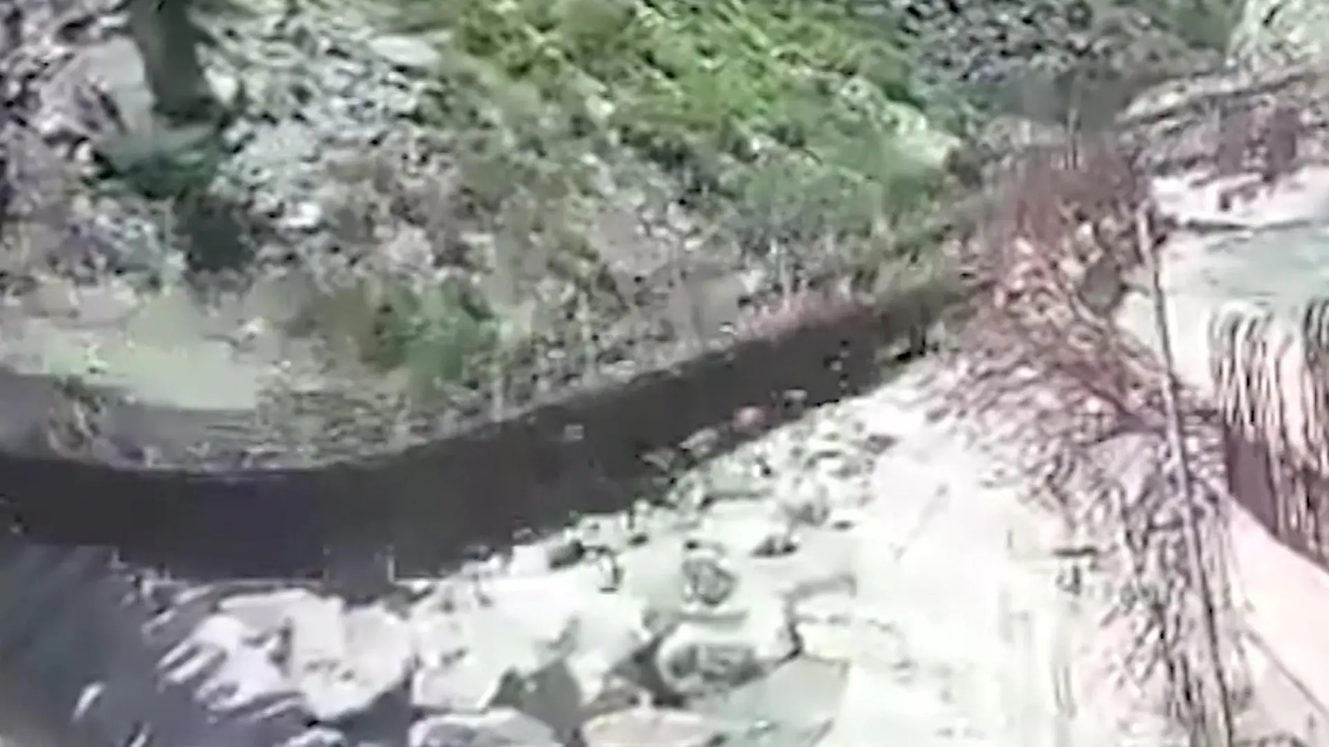 Brücke bricht plötzlich ein – Lkw stürzt in die Tiefe! Horror-Unfall in Indien