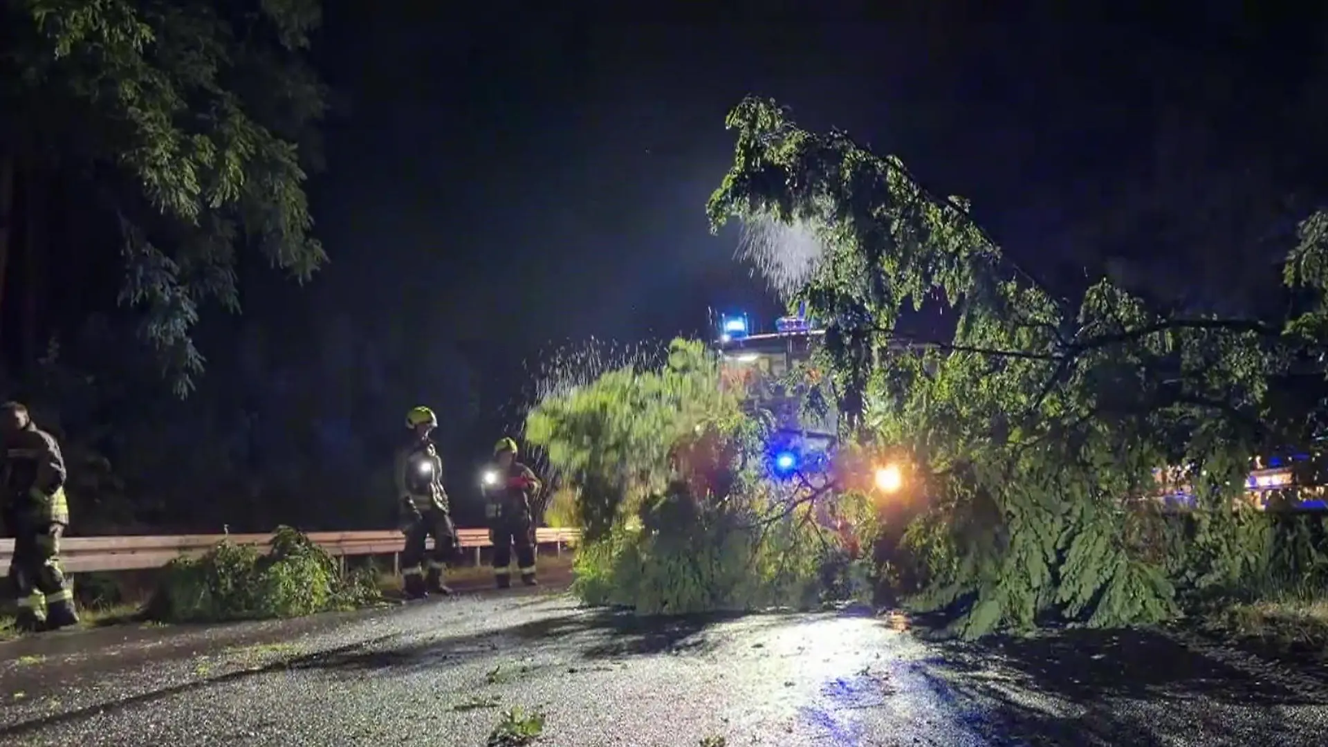 Heftige Gewitter nach Hitzewelle! Feuerwehr wegen Unwettern im Dauereinsatz Deutschland im Wetter-Chaos