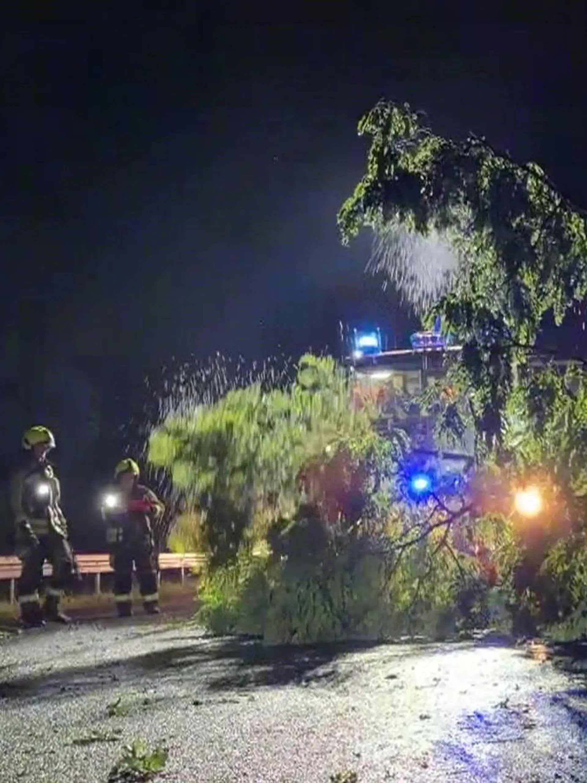 Bild zu: "Heftige Gewitter nach Hitzewelle! Feuerwehr wegen Unwettern im Dauereinsatz"