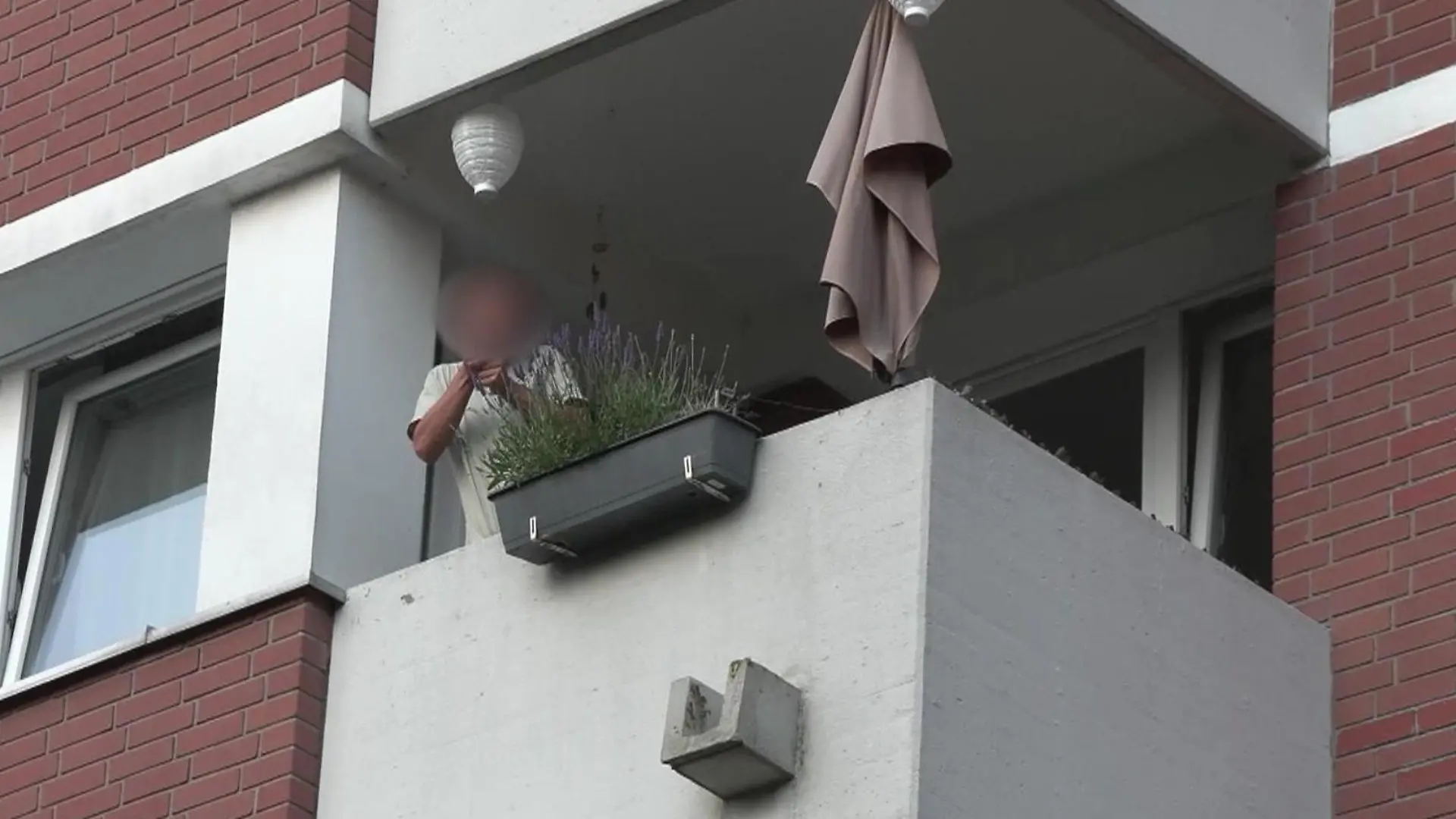 Mutmaßlicher Einbrecher verschanzt sich in Wohnung – und macht dann DAS! Großeinsatz der Polizei Hamburg
