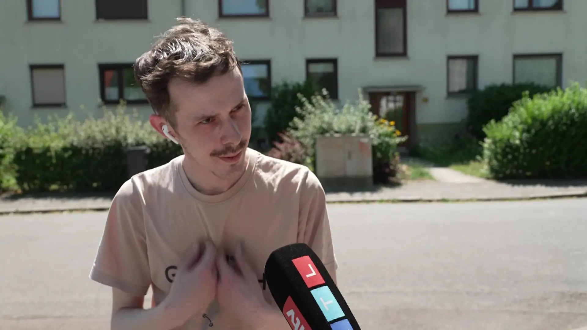 Nachbar Pascal Niemczyk sagt, er habe den Täter schon früher in Tarnklamotten gesehen.