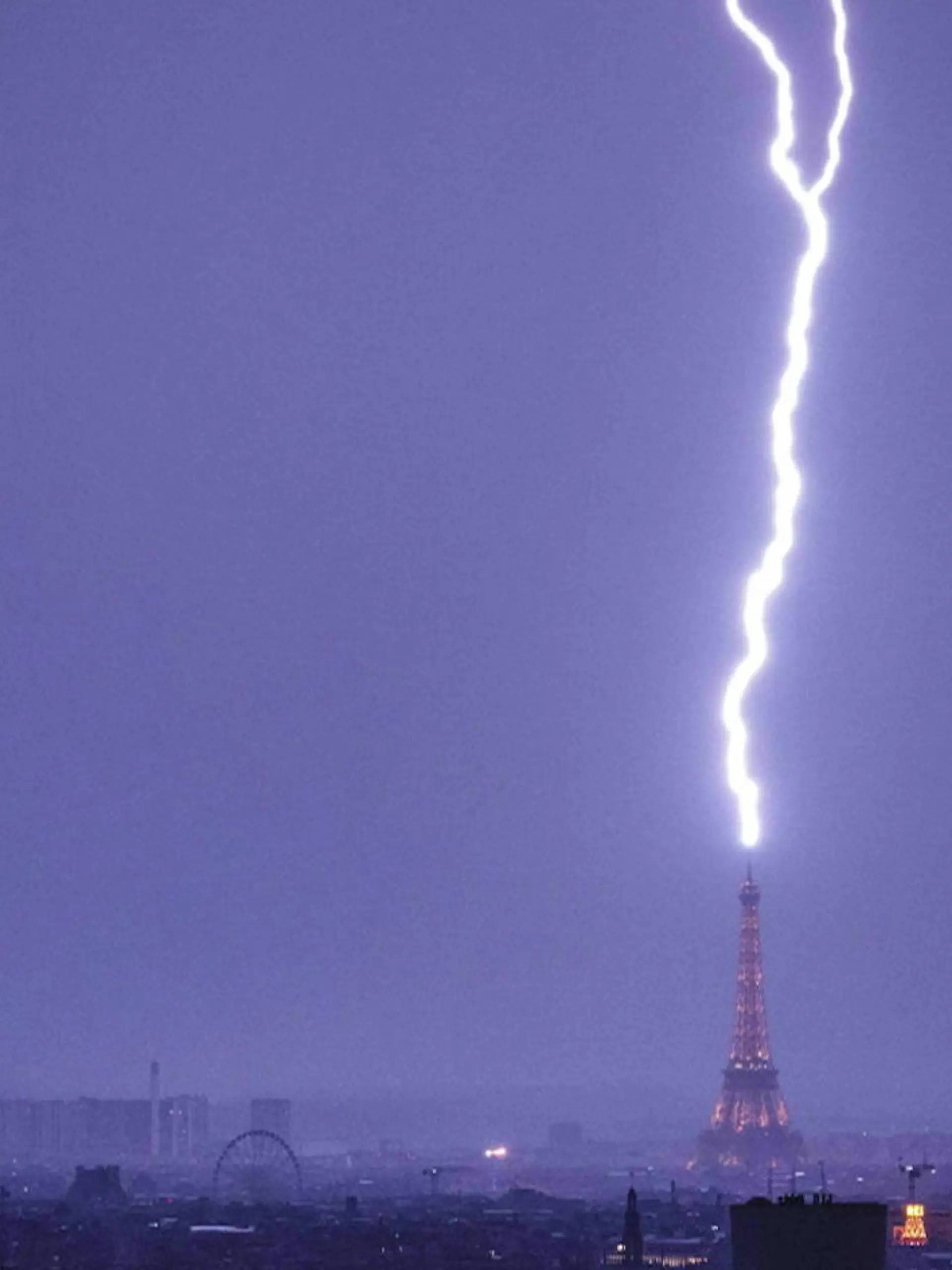 Bild zu: "Blitz schlägt in weltbekanntes Wahrzeichen ein – Fotograf hält spektakulären Moment fest!"