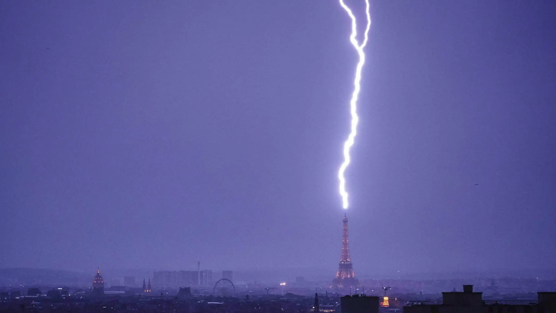 Blitz schlägt in weltbekanntes Wahrzeichen ein – Fotograf hält spektakulären Moment fest! Nach heftigem Sommergewitter