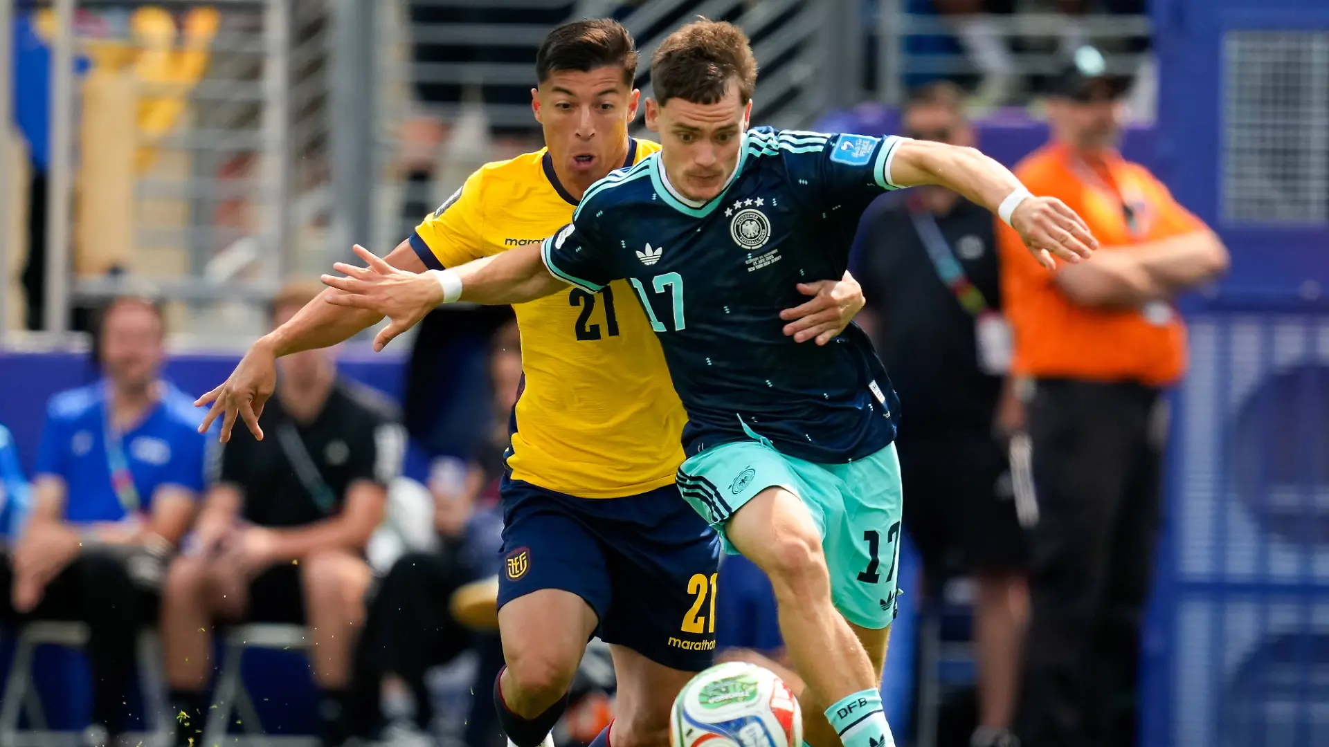 Florian Wirtz Deutschland, 17 im Zweikampf mit Alan Franco Ecuador, 21 USA, FIFA Weltmeisterschaft, Ecuador vs Deutschland, East Rutherford, 25.06.2026 USA, FIFA Weltmeisterschaft, Ecuador vs Deutschland