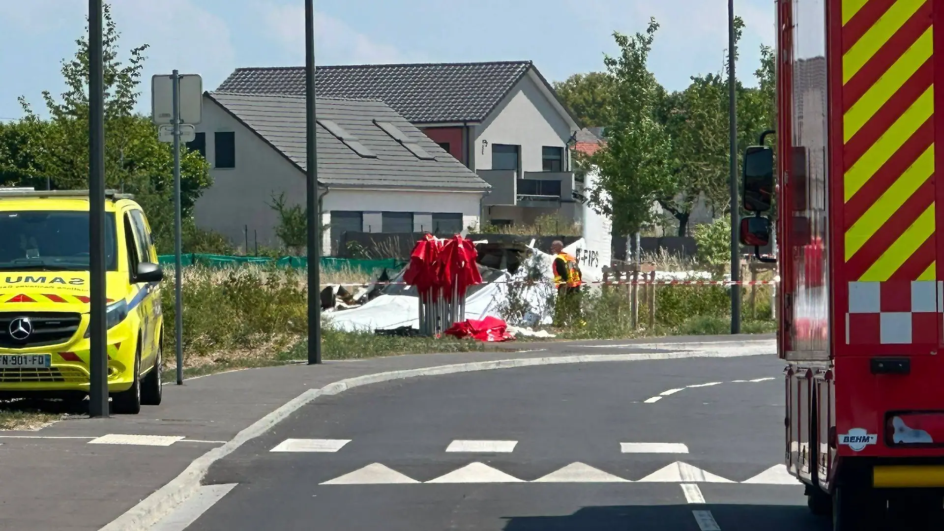A plane crashes in Tomblaine near Nancy Lou Attard Radio France Maxppp A civilian plane crashed late Sunday morning near the Auchan supermarket in Tomblaine. The death toll stands at 11. A security perimeter has been established around the crash site A civilian plane crashed late Sunday morning near the Auchan supermarket in Tomblaine The death toll stands at 11 A security perimeter has been set up around the crash site Local Caption ici Sud Lorraine Tomblaine France France