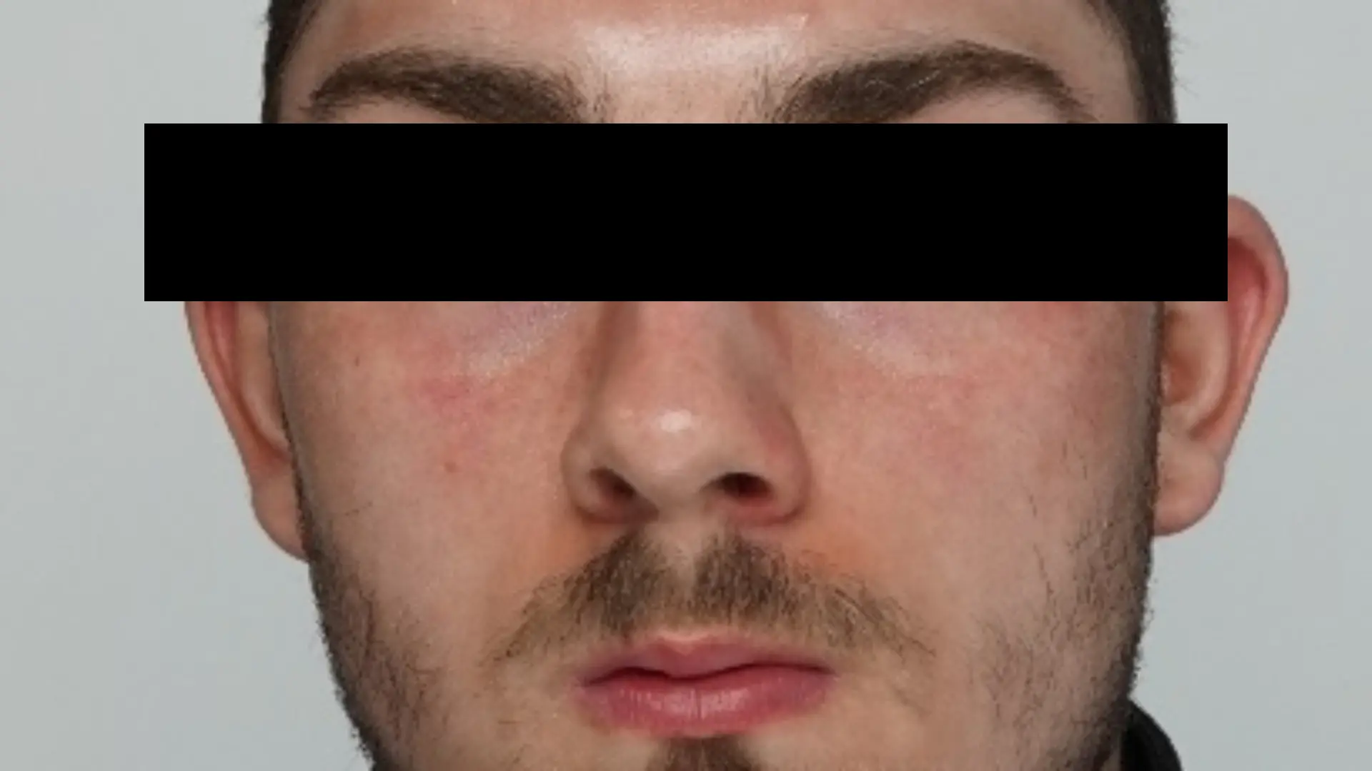 Der 22 Jahre alte Brandon Sami Caglar steht im dringenden Tatverdacht, die 35-jährige Frau und ihren 40 Jahre alten Ehemann getötet zu haben. Der Bremer befindet sich weiterhin auf der Flucht.
