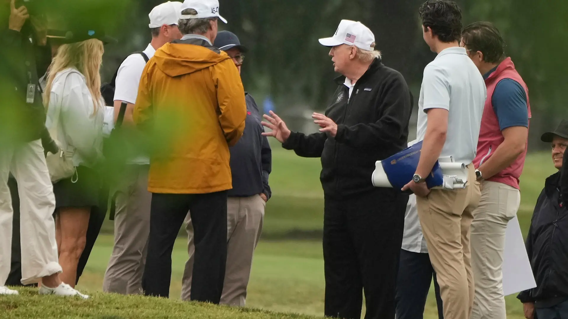 US-Präsident Donald Trump (3.v.r.) unterhält sich mit dem Golfplatzarchitekten Tom Fazio und Innenminister Doug Burgum bei einem Rundgang über den Golfplatz im East Potomac Park. +++ dpa-Bildfunk +++