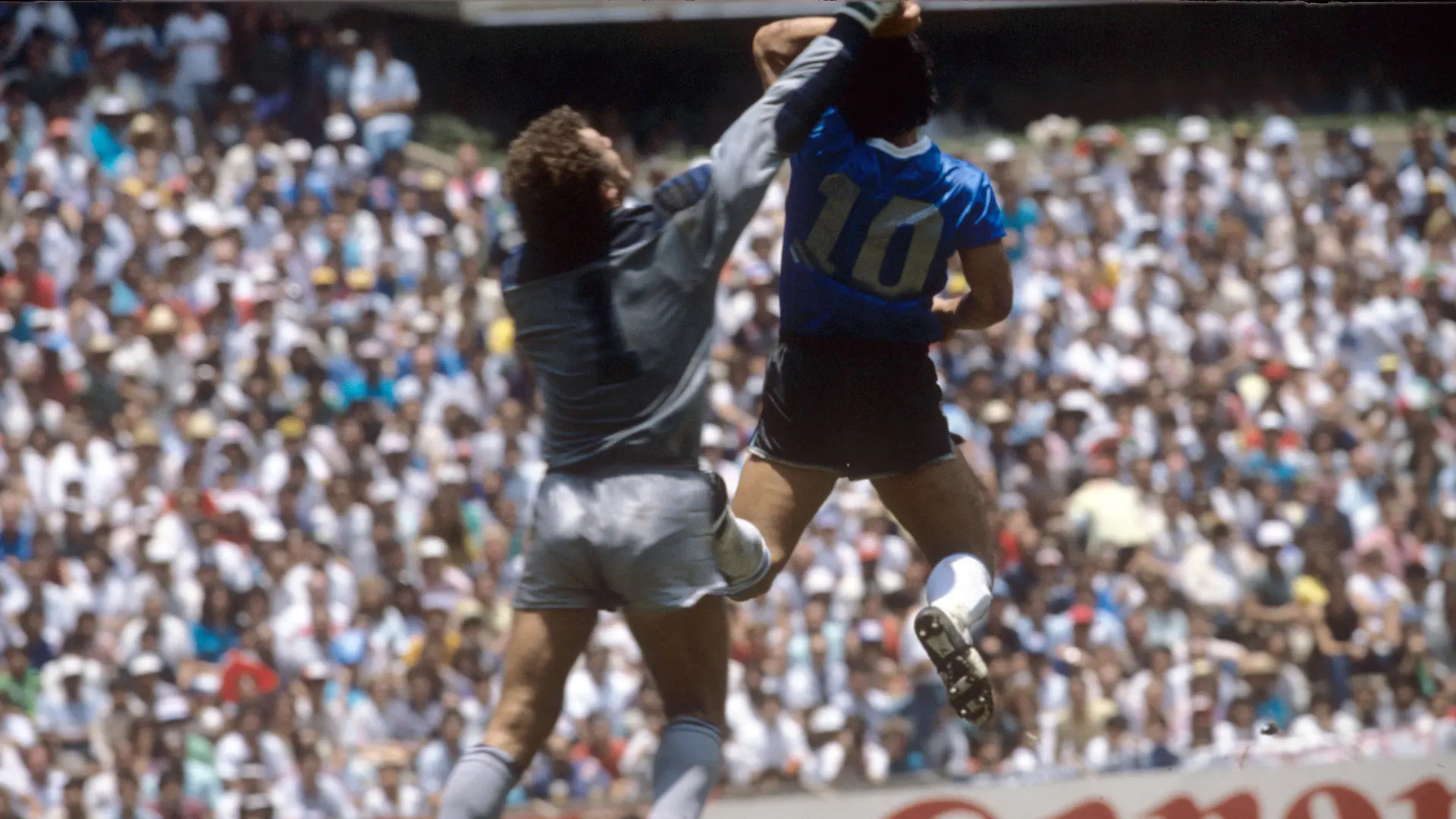 ARCHIV - 22.06.1986, Mexiko, Mexiko City: Der Argentinier Diego Maradona (r) erzielt ein Tor gegen den englischen Tormann Peter Shilton. Maradona ist tot. Er starb im Alter von 60 Jahren, wie der argentinische Fußballverband AFA am 25.11.2020 mitteilte. Foto: picture alliance / dpa +++ dpa-Bildfunk +++