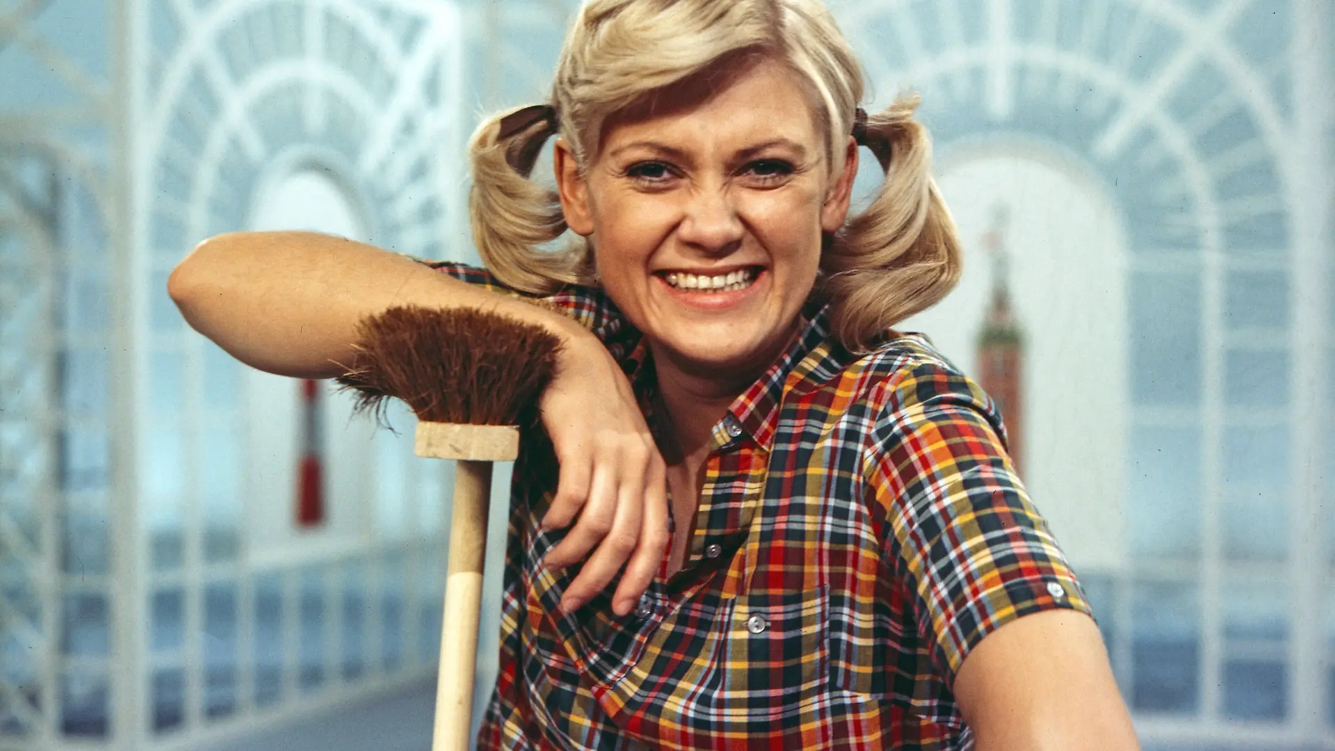 Begegnung mit Gitte, Unterhaltungssendung mit Gitte Haenning, Deutschland 1974, Regie: Dieter Wendrich, Mitwirkende: Gitte Haenning als Reinigungsfachkraft Copyright: FredxLindinger Nur redaktionelle Nutzung. Editorial usage only. UnitedArchivesLIN_7601000217
