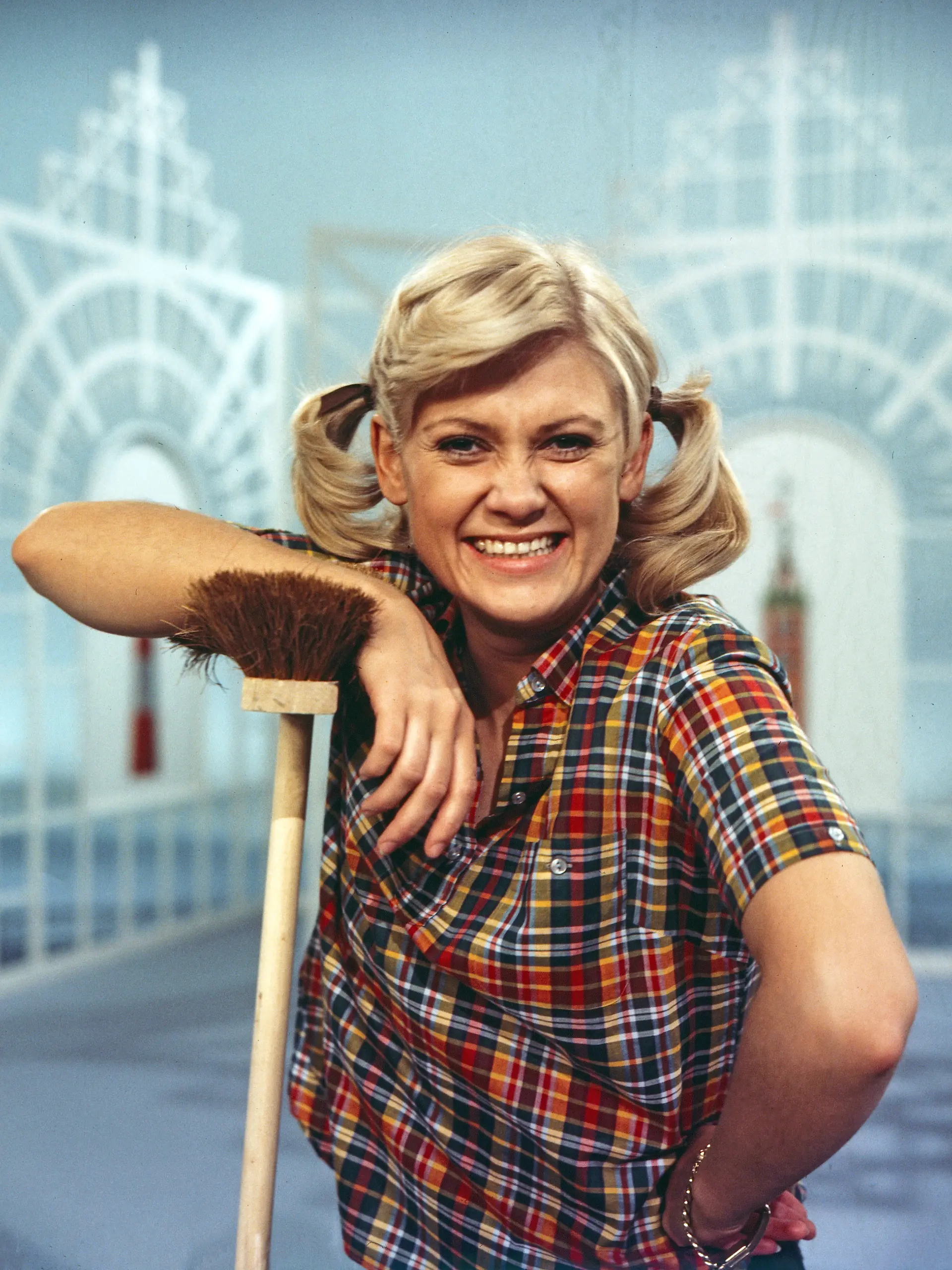 Begegnung mit Gitte, Unterhaltungssendung mit Gitte Haenning, Deutschland 1974, Regie: Dieter Wendrich, Mitwirkende: Gitte Haenning als Reinigungsfachkraft Copyright: FredxLindinger Nur redaktionelle Nutzung. Editorial usage only. UnitedArchivesLIN_7601000217