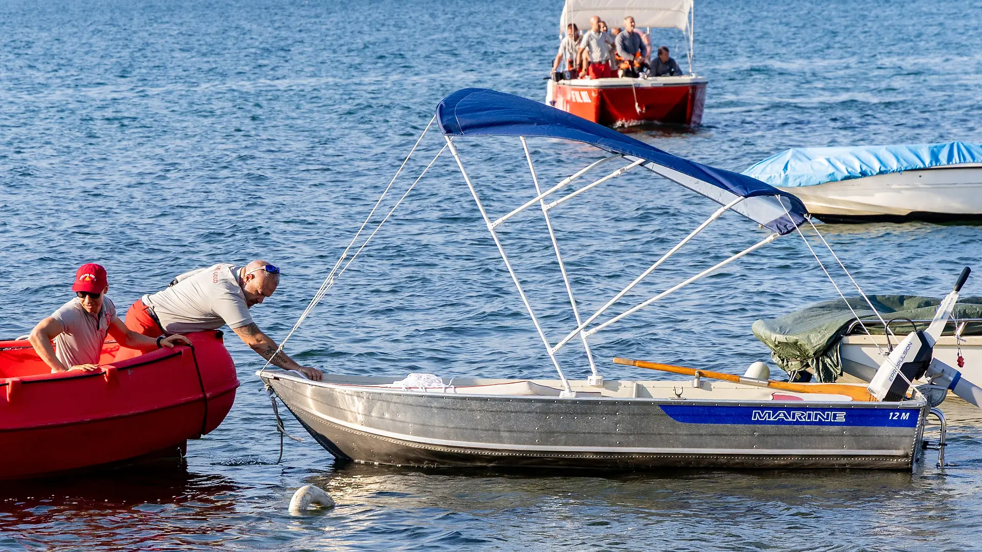Der Ehemann von Familienministerin Eugenia Roccella springt vom Boot und verschwindet spurlos. Retter kämpfen im eiskalten Wasser.